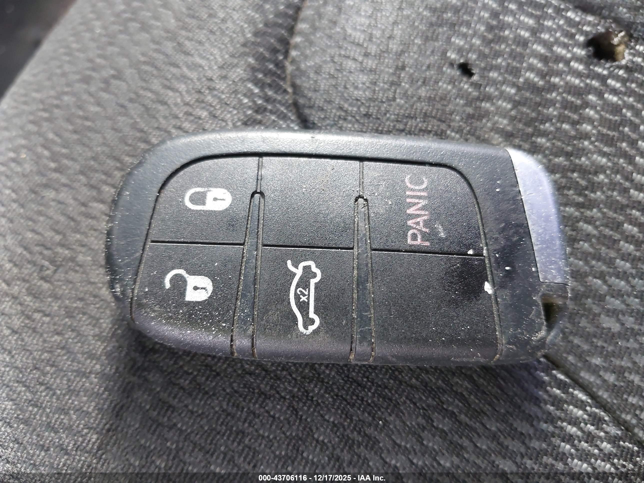 CHRYSLER 200 image 11