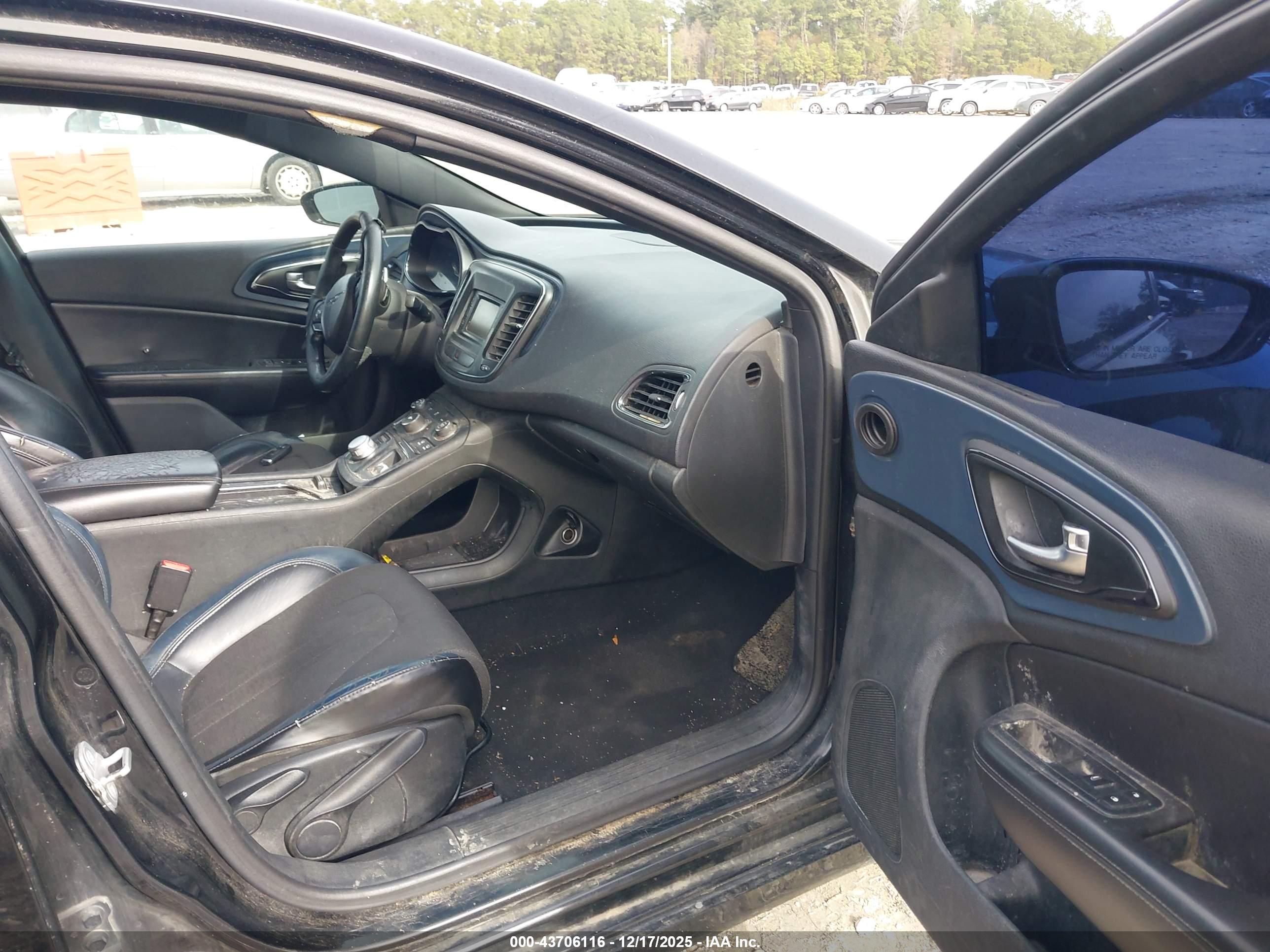 CHRYSLER 200 image 5