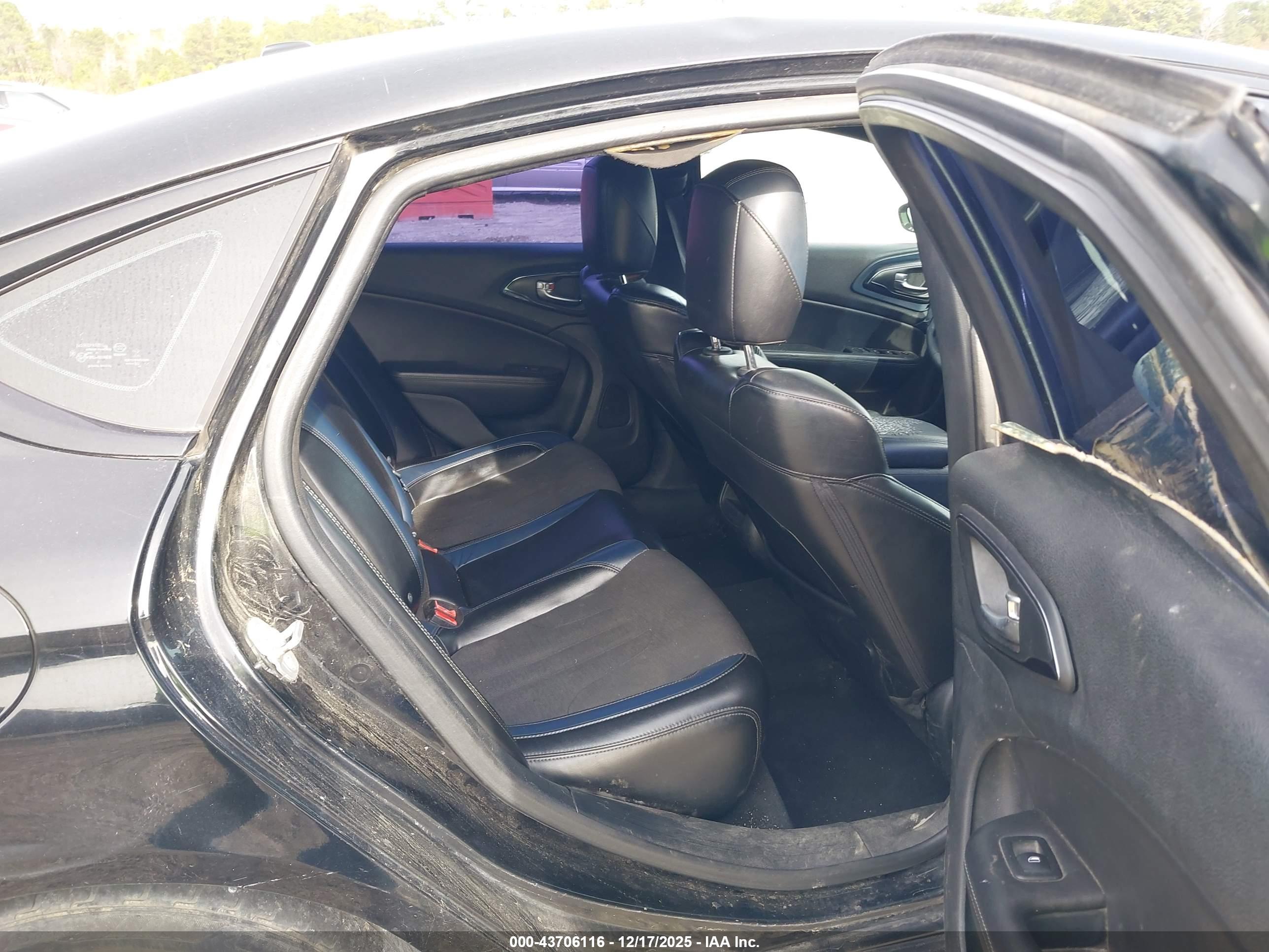 CHRYSLER 200 image 8