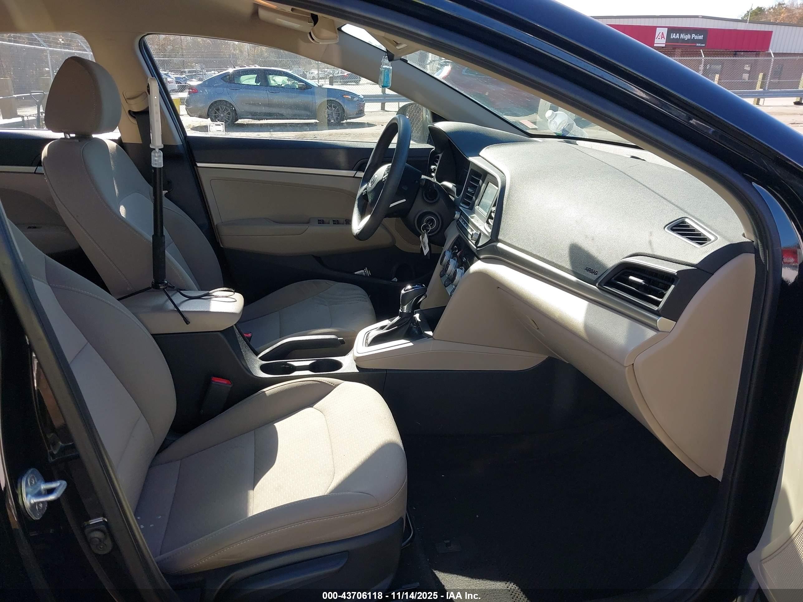 HYUNDAI ELANTRA image 5