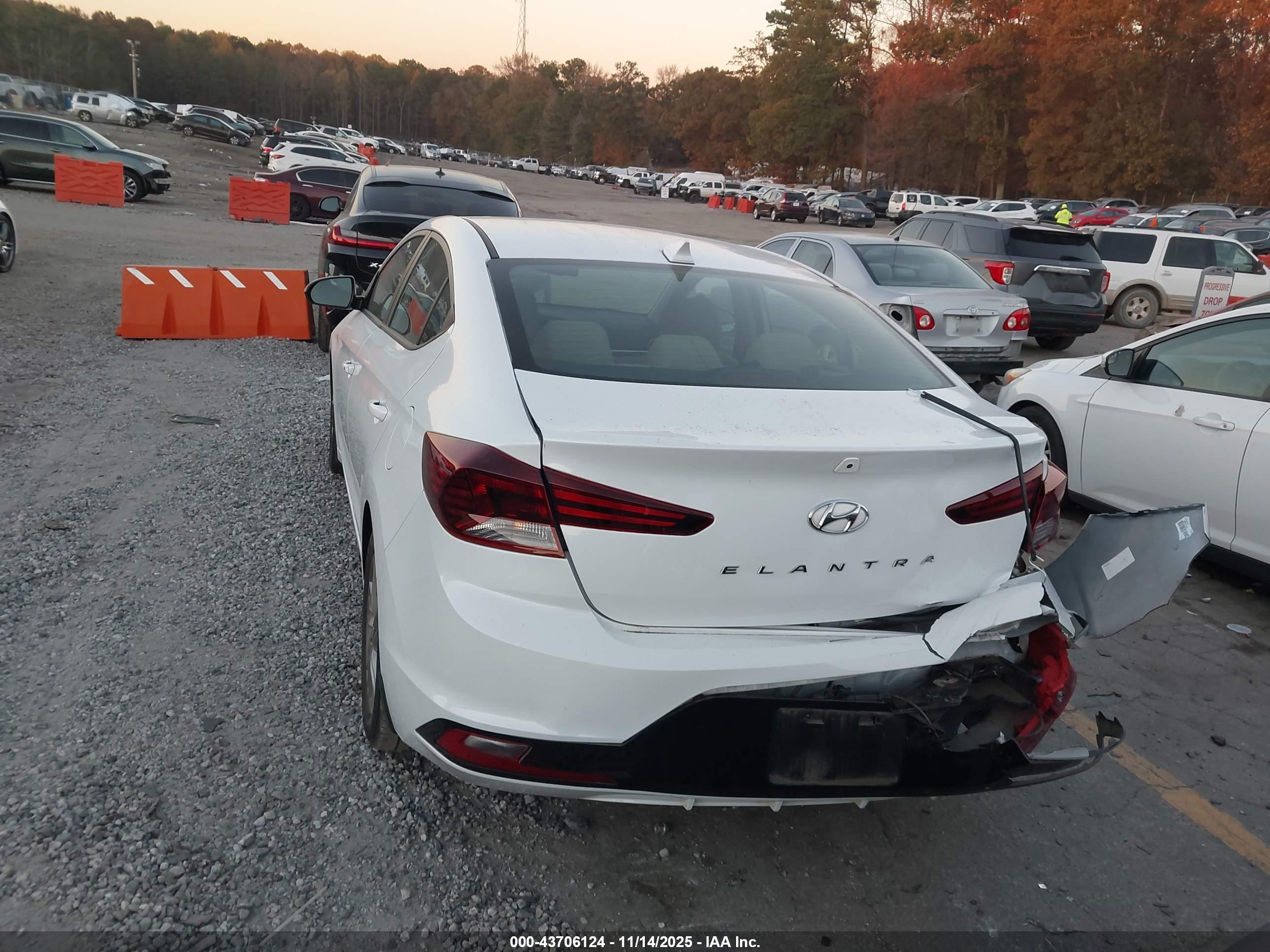 HYUNDAI ELANTRA image 3
