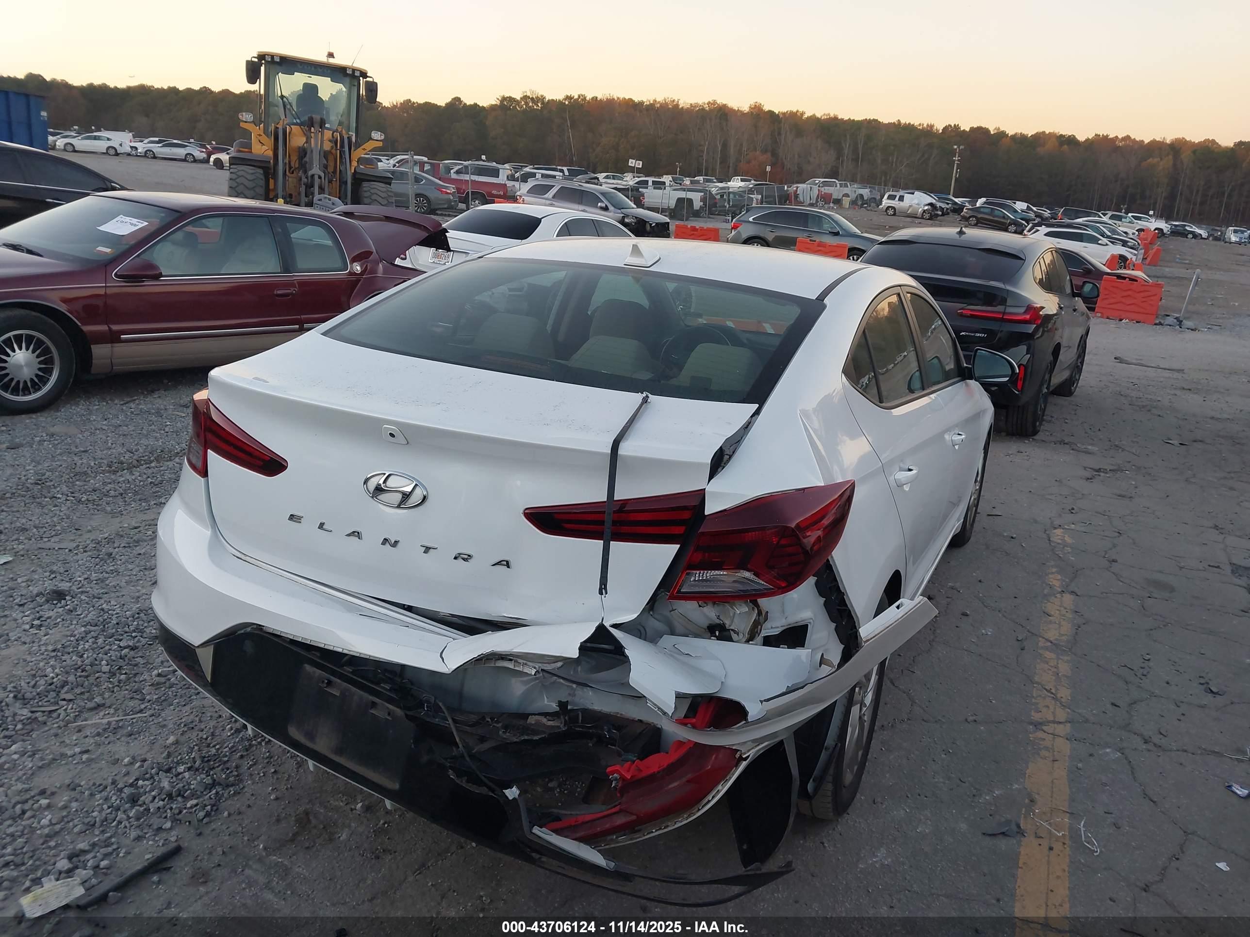 HYUNDAI ELANTRA image 4