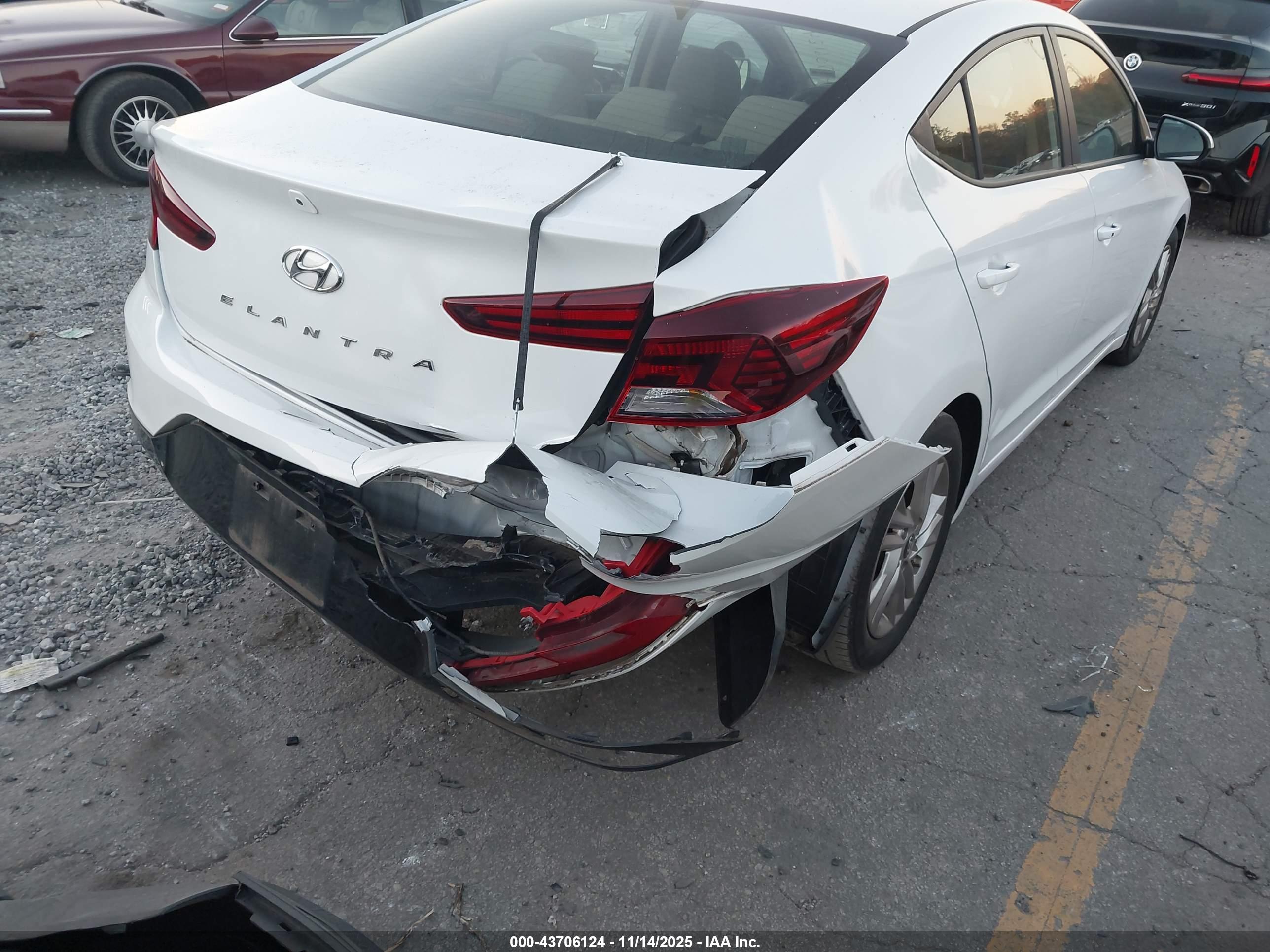 HYUNDAI ELANTRA image 6