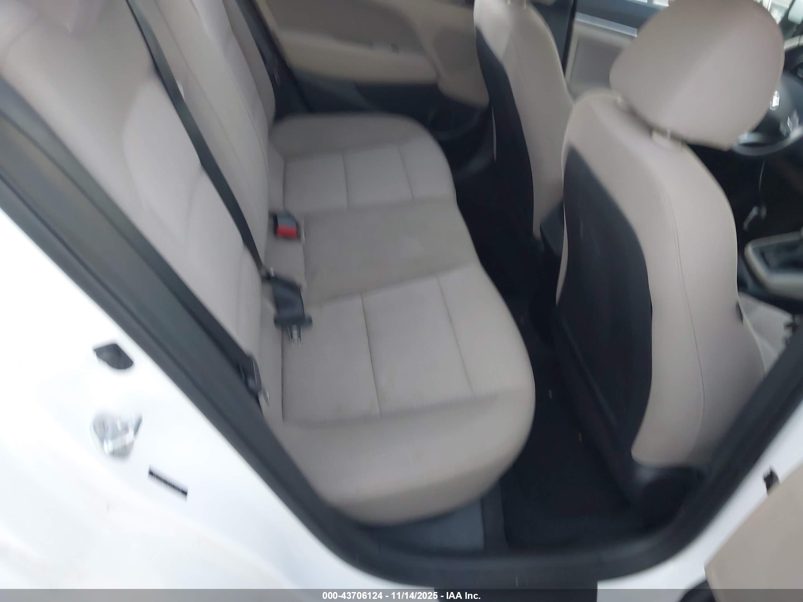 HYUNDAI ELANTRA image 8