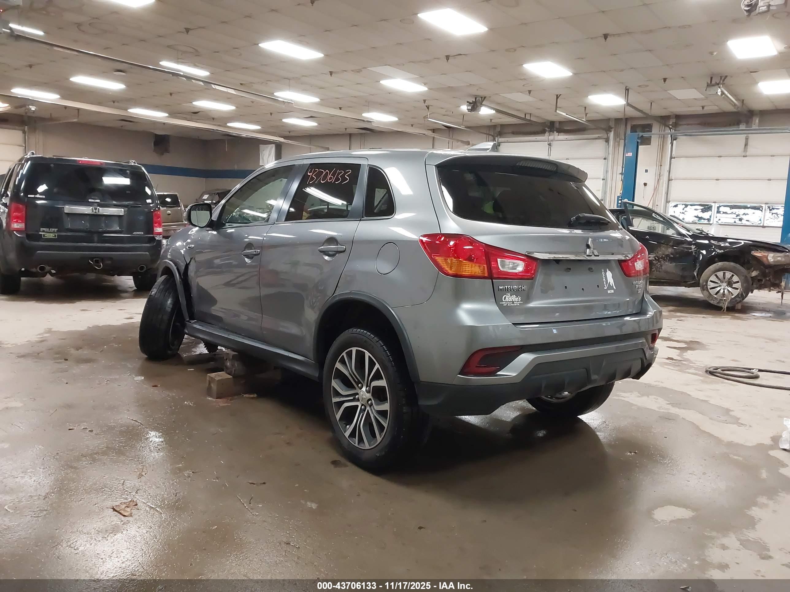 MITSUBISHI OUTLANDER image 3