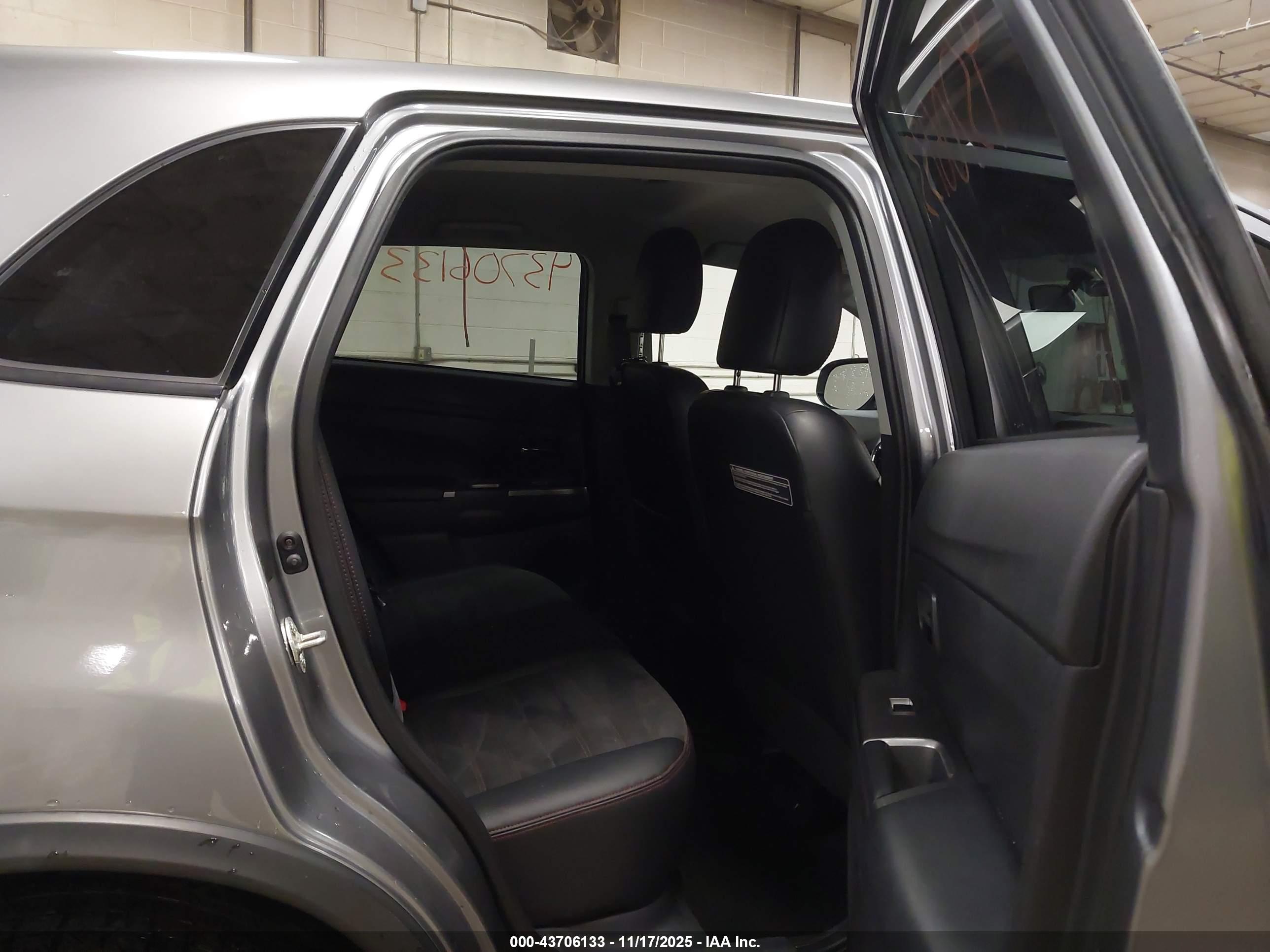 MITSUBISHI OUTLANDER image 8