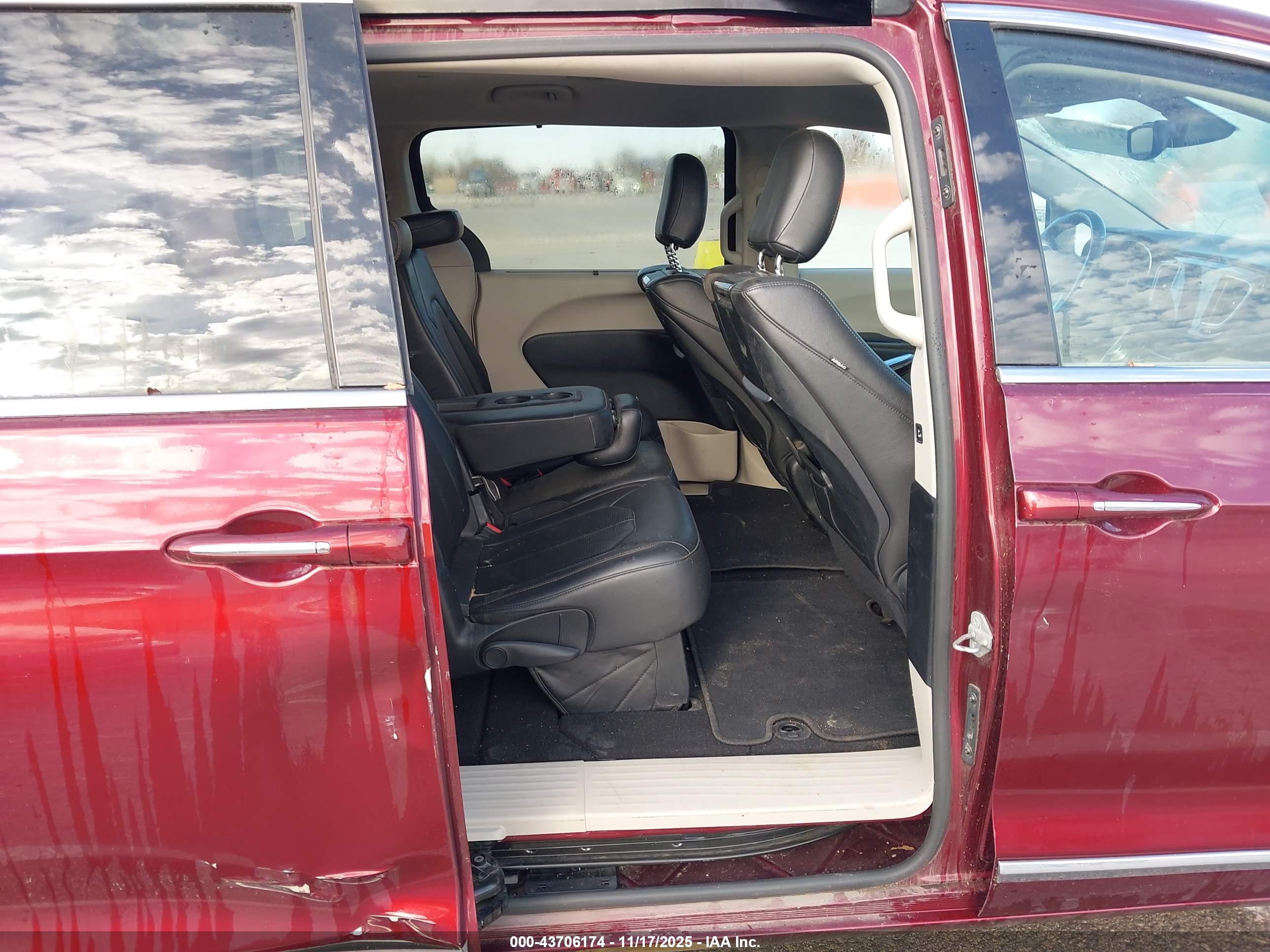 CHRYSLER PACIFICA image 8