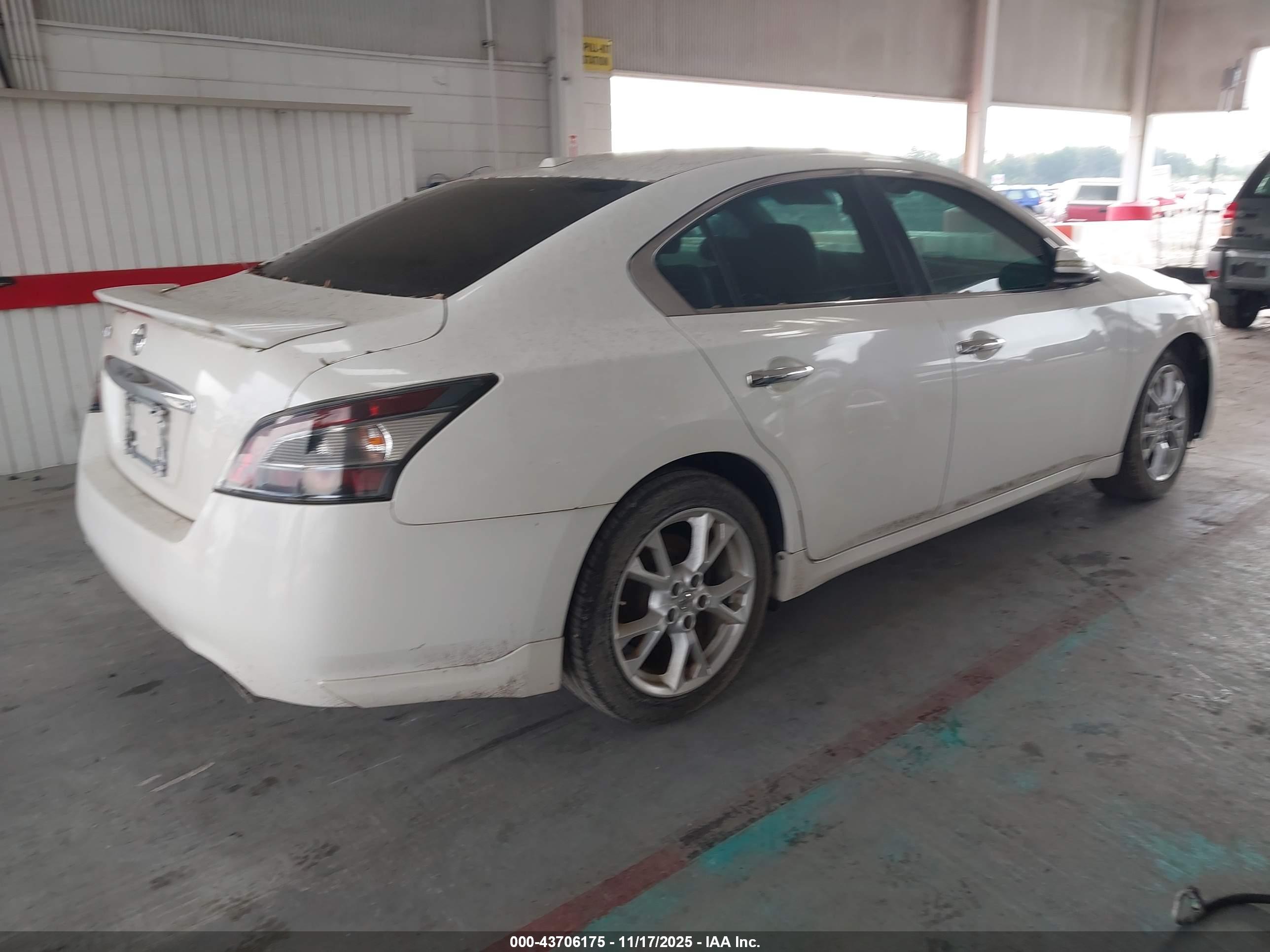 NISSAN MAXIMA image 4