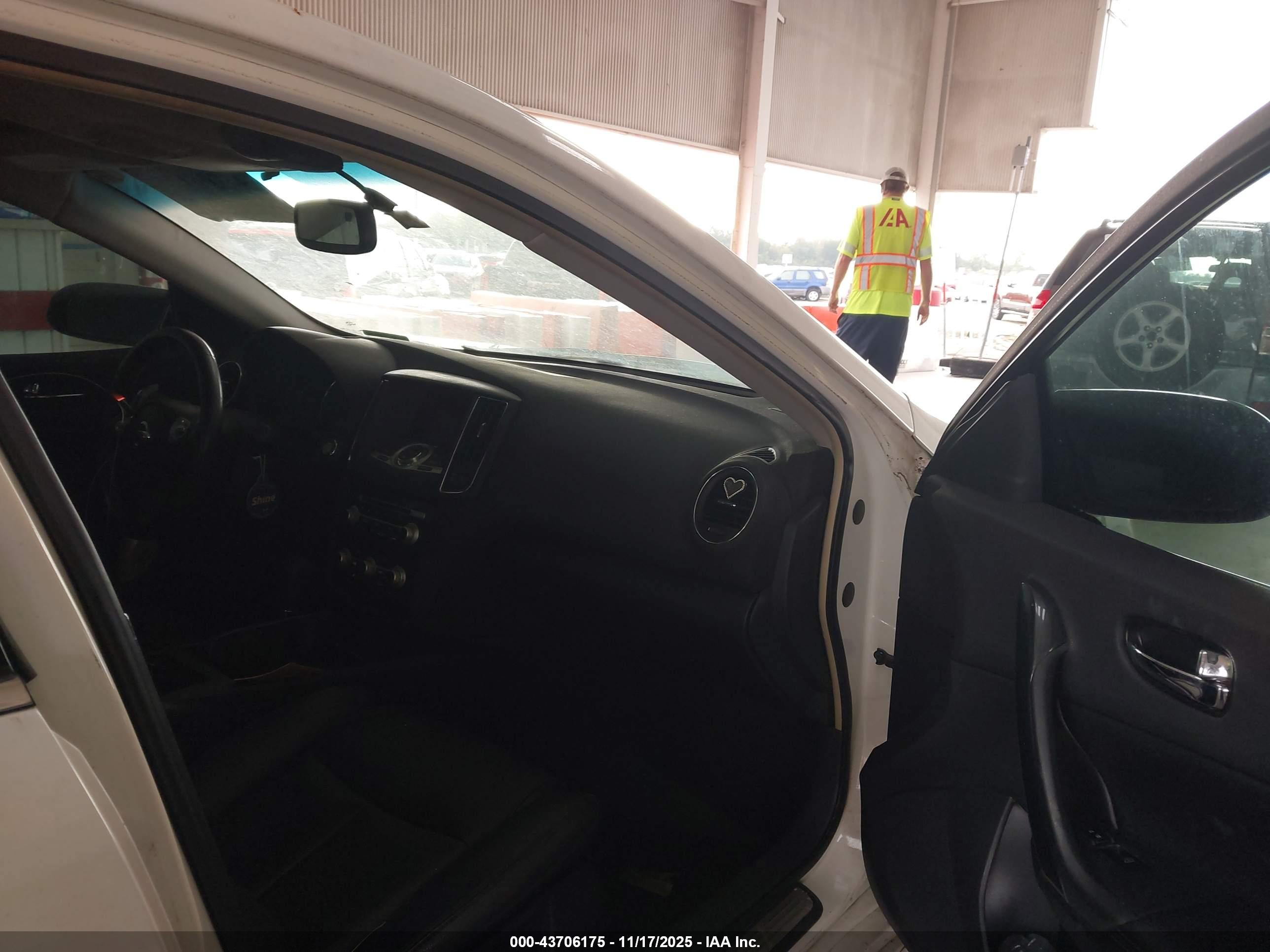 NISSAN MAXIMA image 5