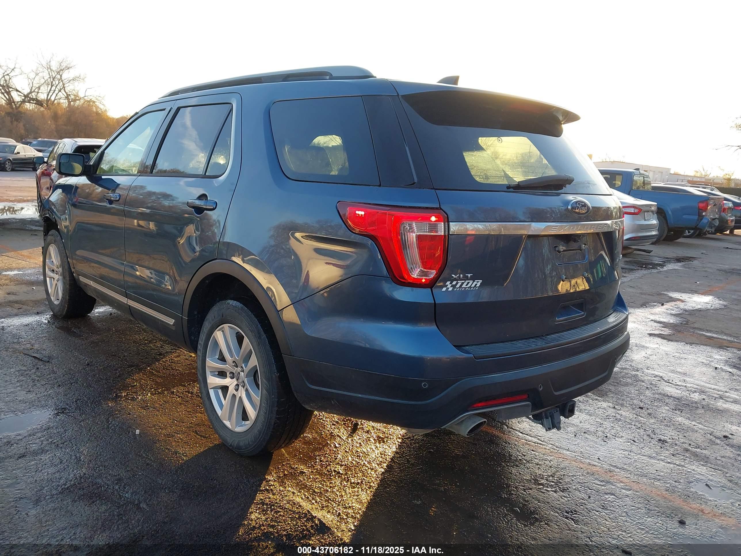 FORD EXPLORER image 3