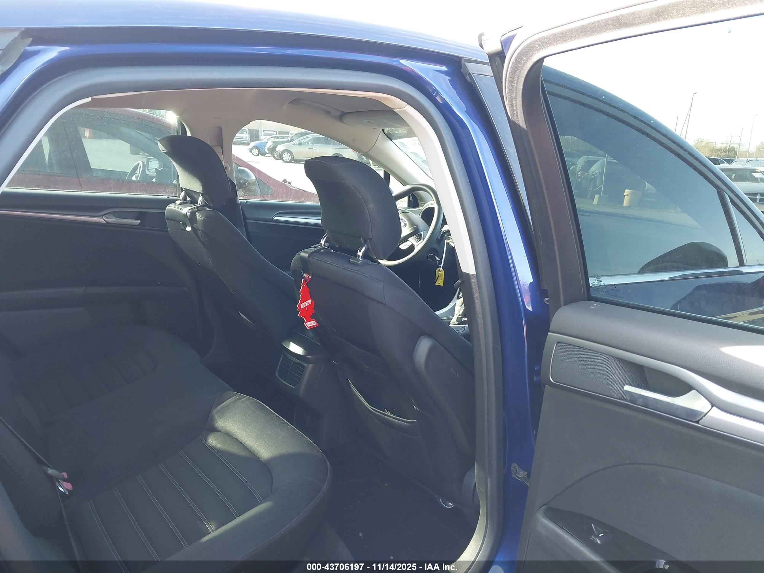 FORD FUSION image 8