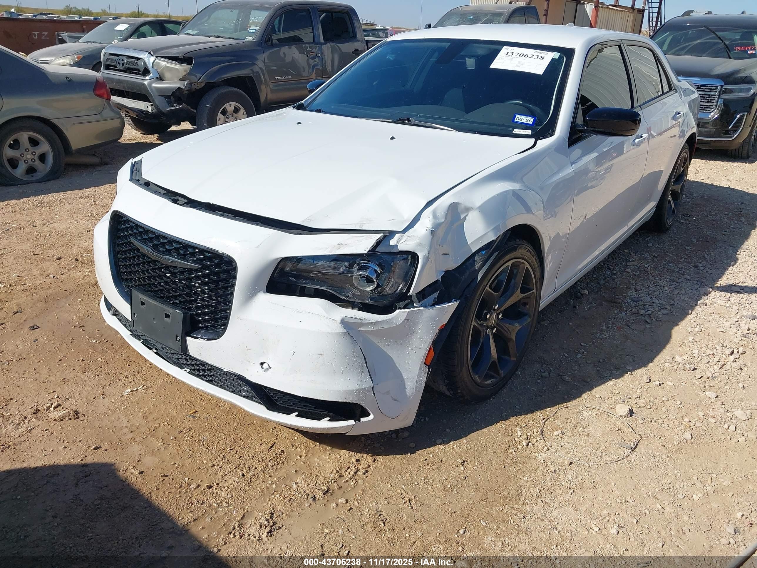 CHRYSLER 300 image 6