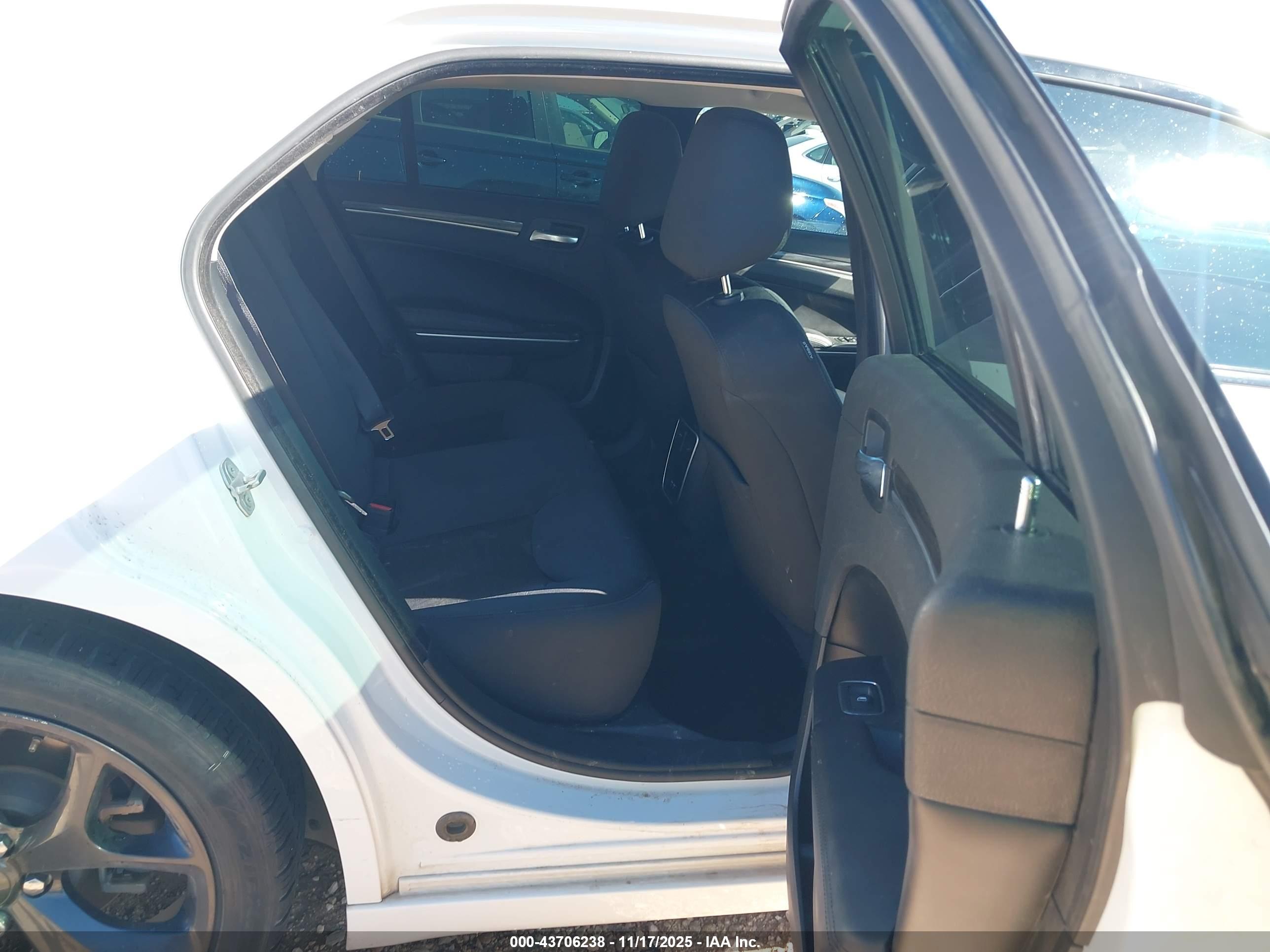 CHRYSLER 300 image 8