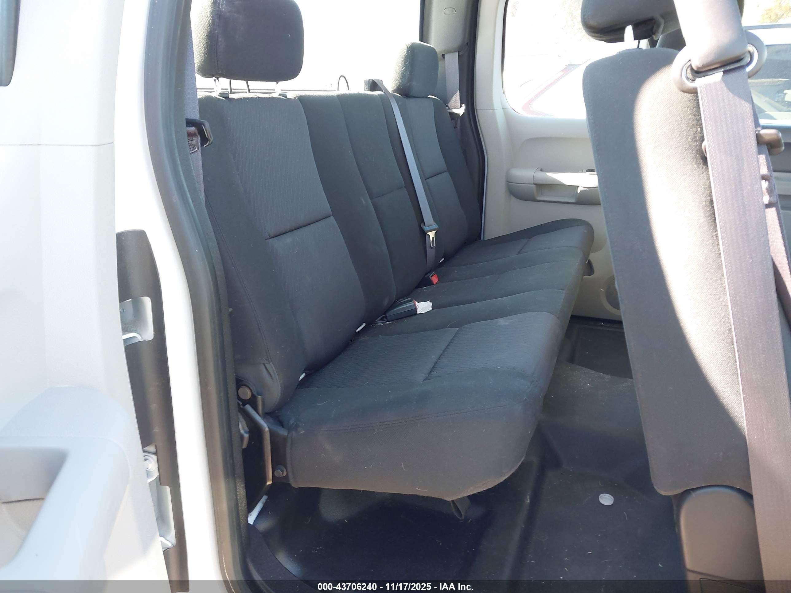 CHEVROLET SILVERADO image 8