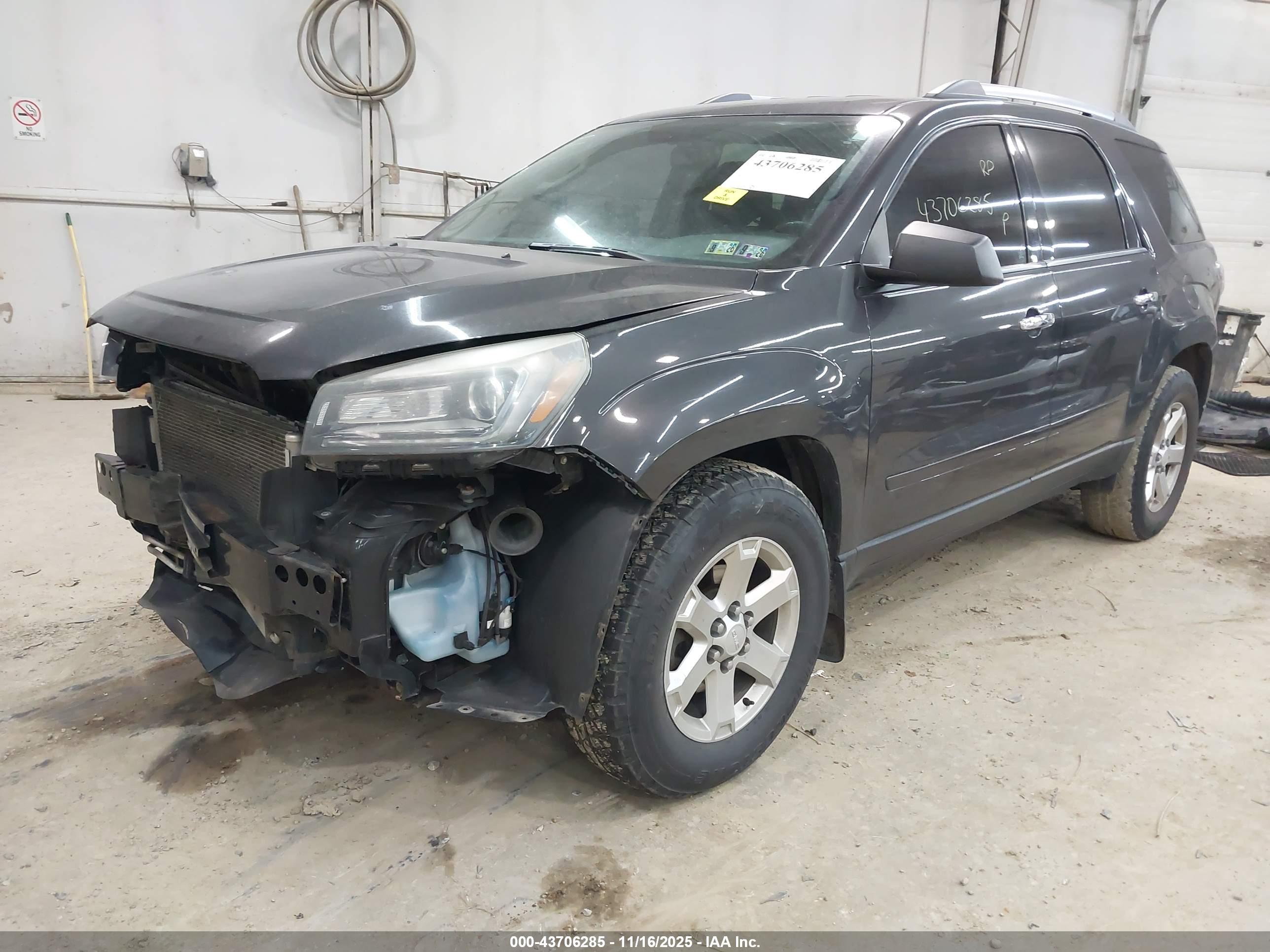 GMC ACADIA image 2