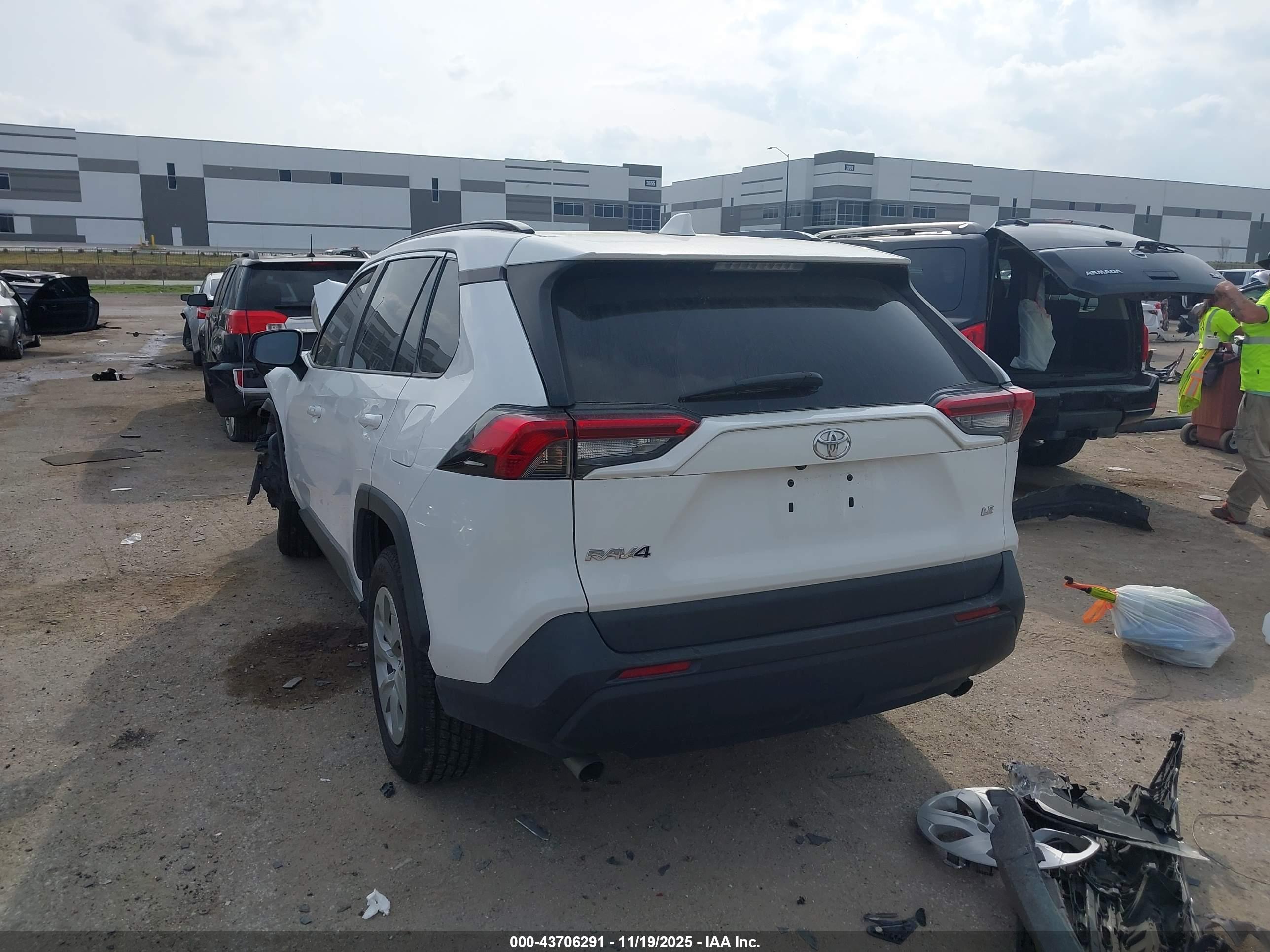 TOYOTA RAV4 image 3