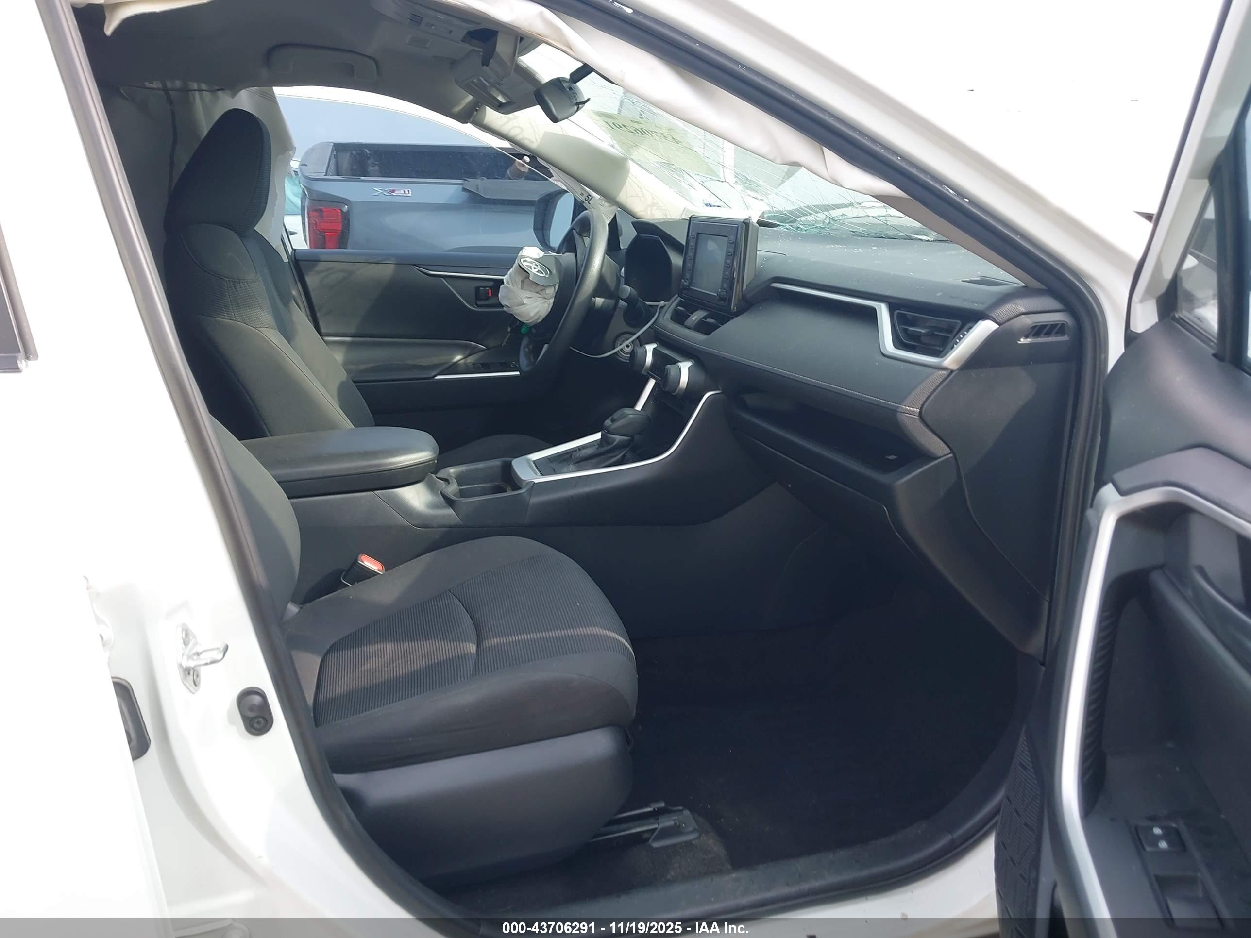 TOYOTA RAV4 image 5