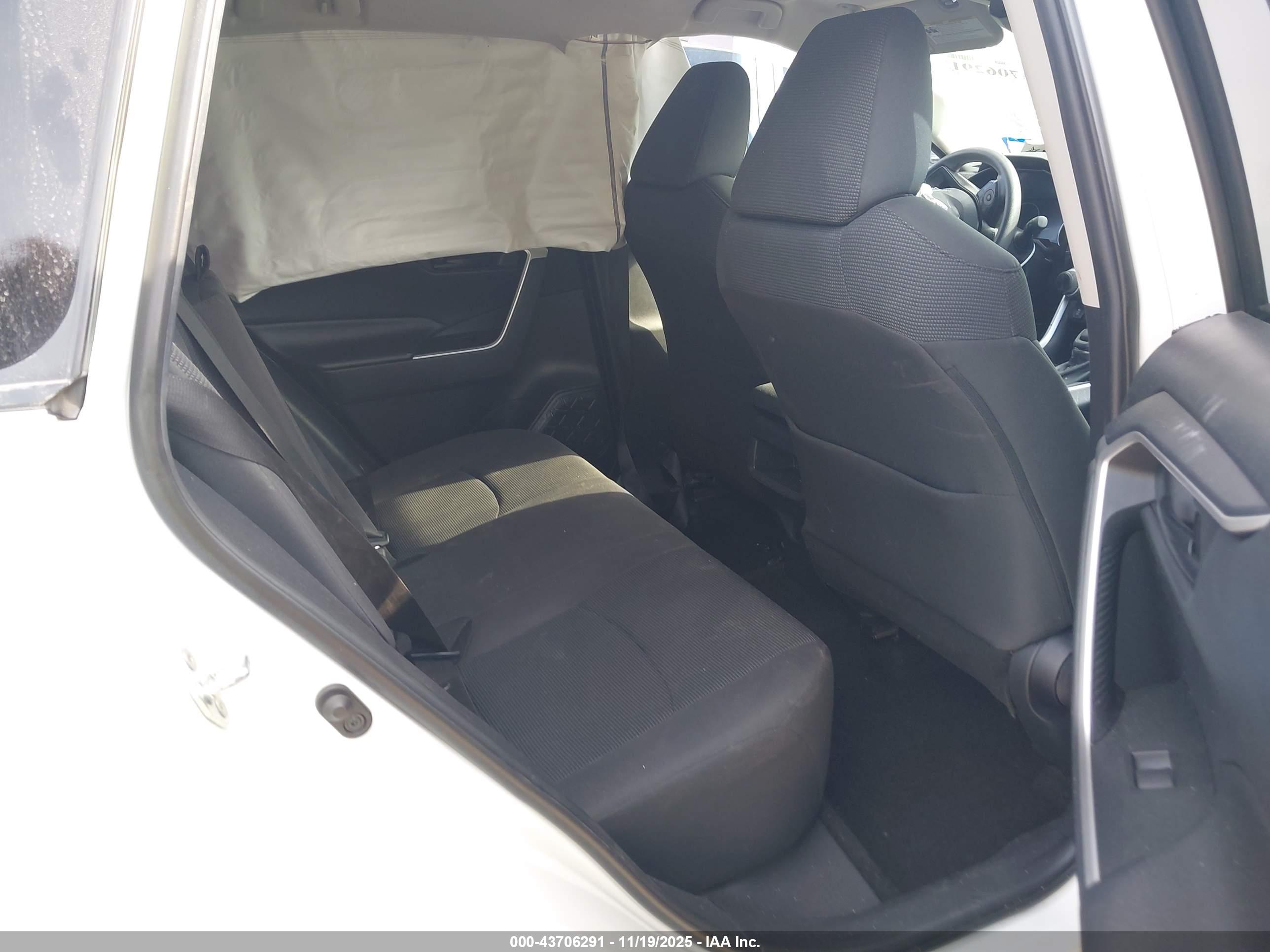 TOYOTA RAV4 image 8