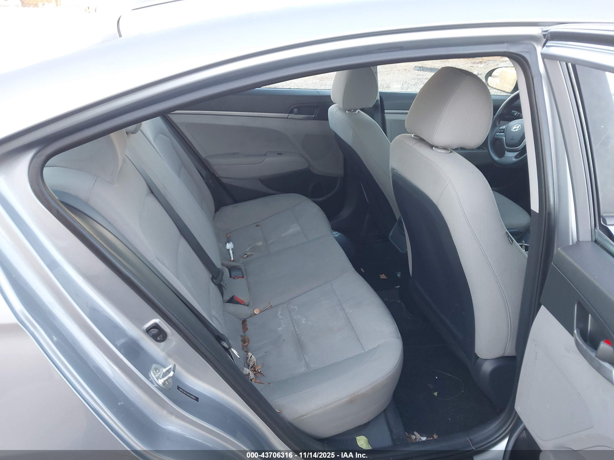 HYUNDAI ELANTRA image 8