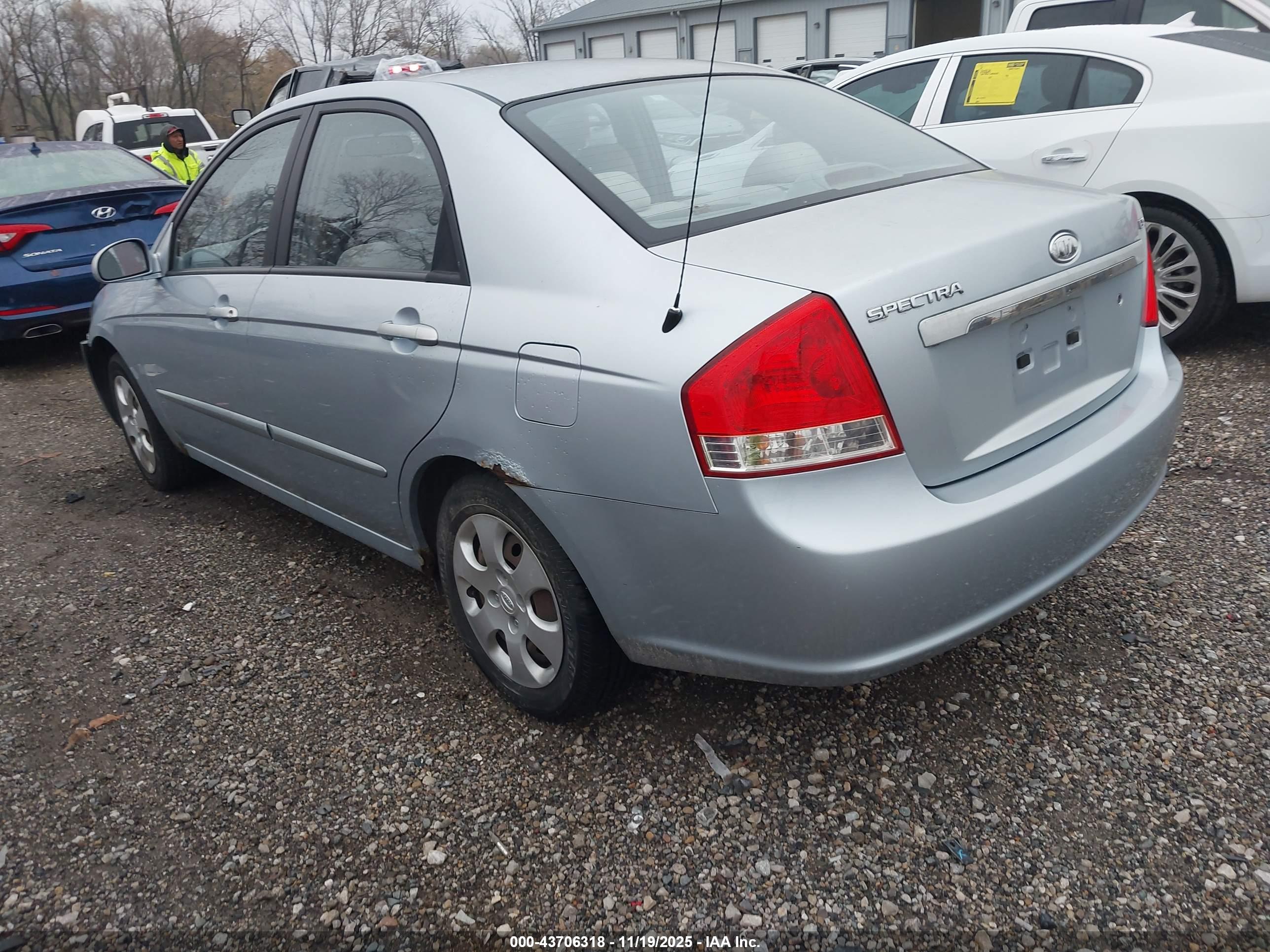 KIA SPECTRA image 3