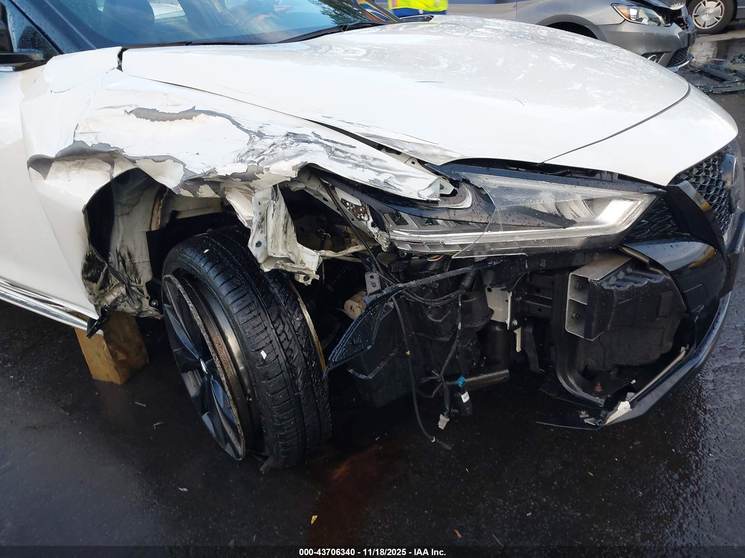 NISSAN MAXIMA image 6