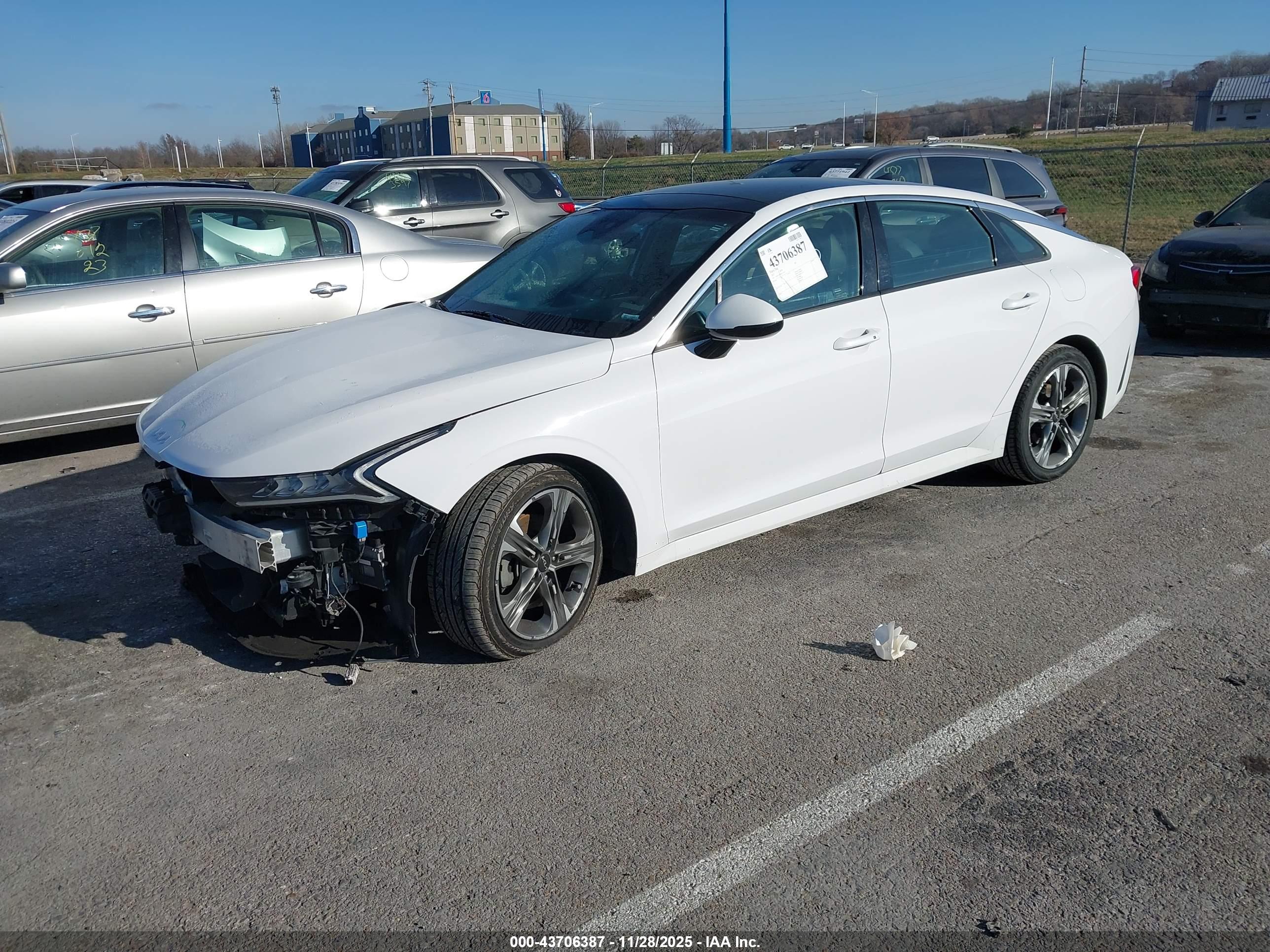 KIA K5 image 2