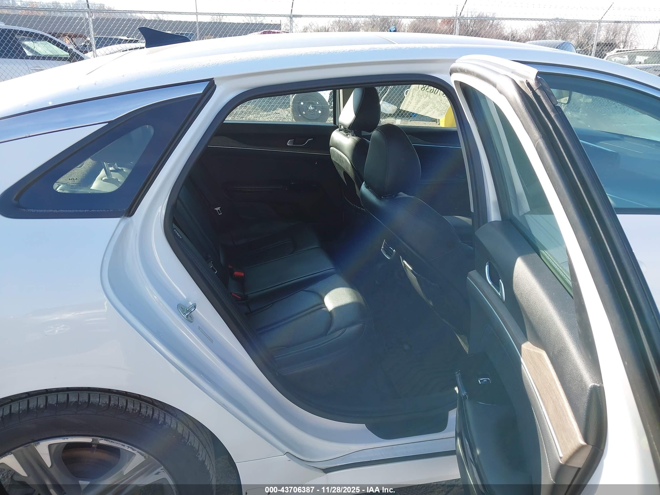 KIA K5 image 8