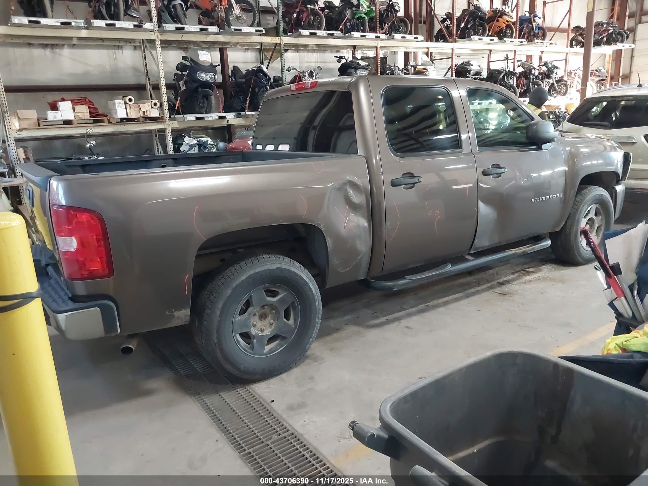 CHEVROLET SILVERADO image 4