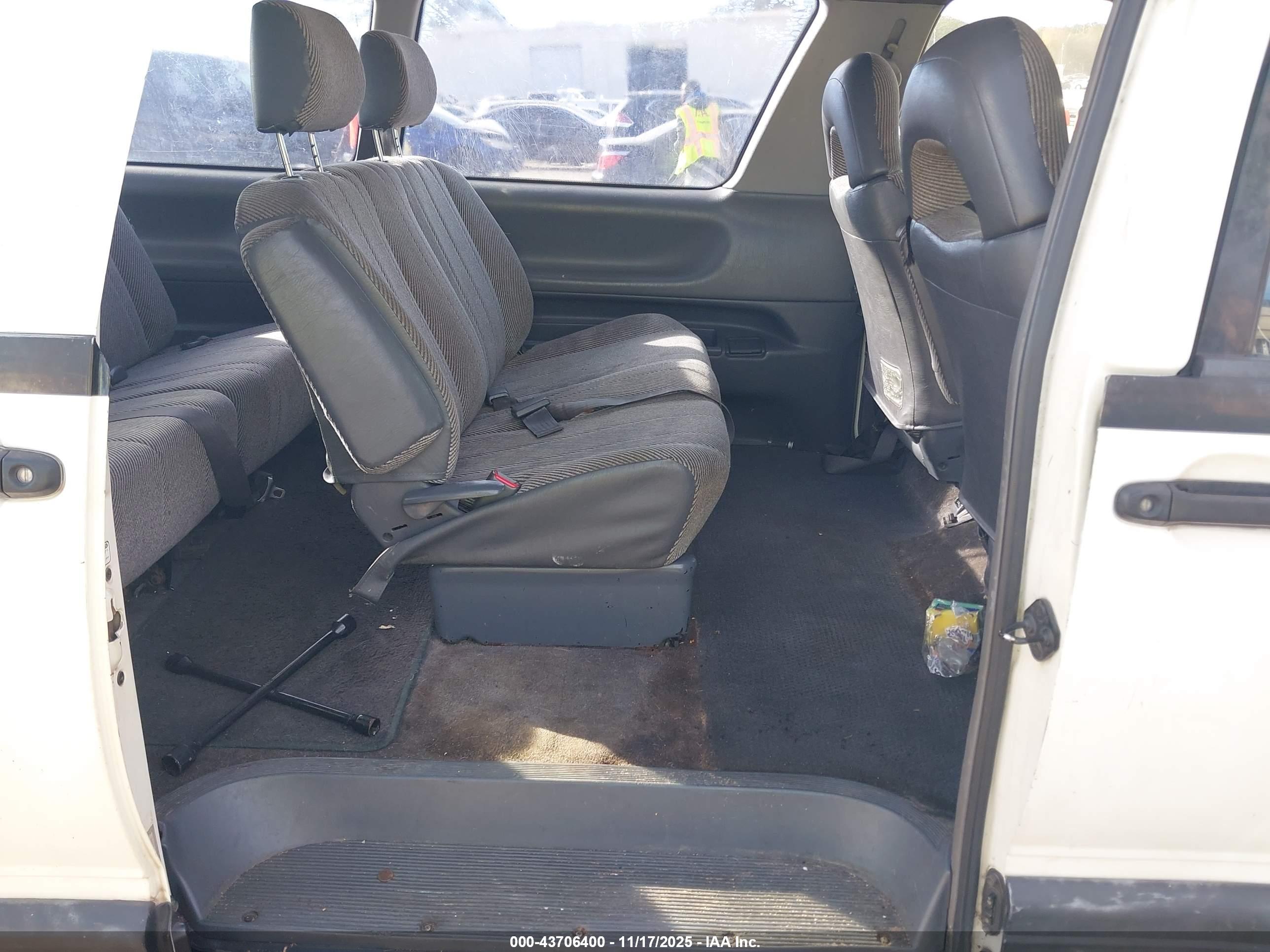 TOYOTA PREVIA image 8