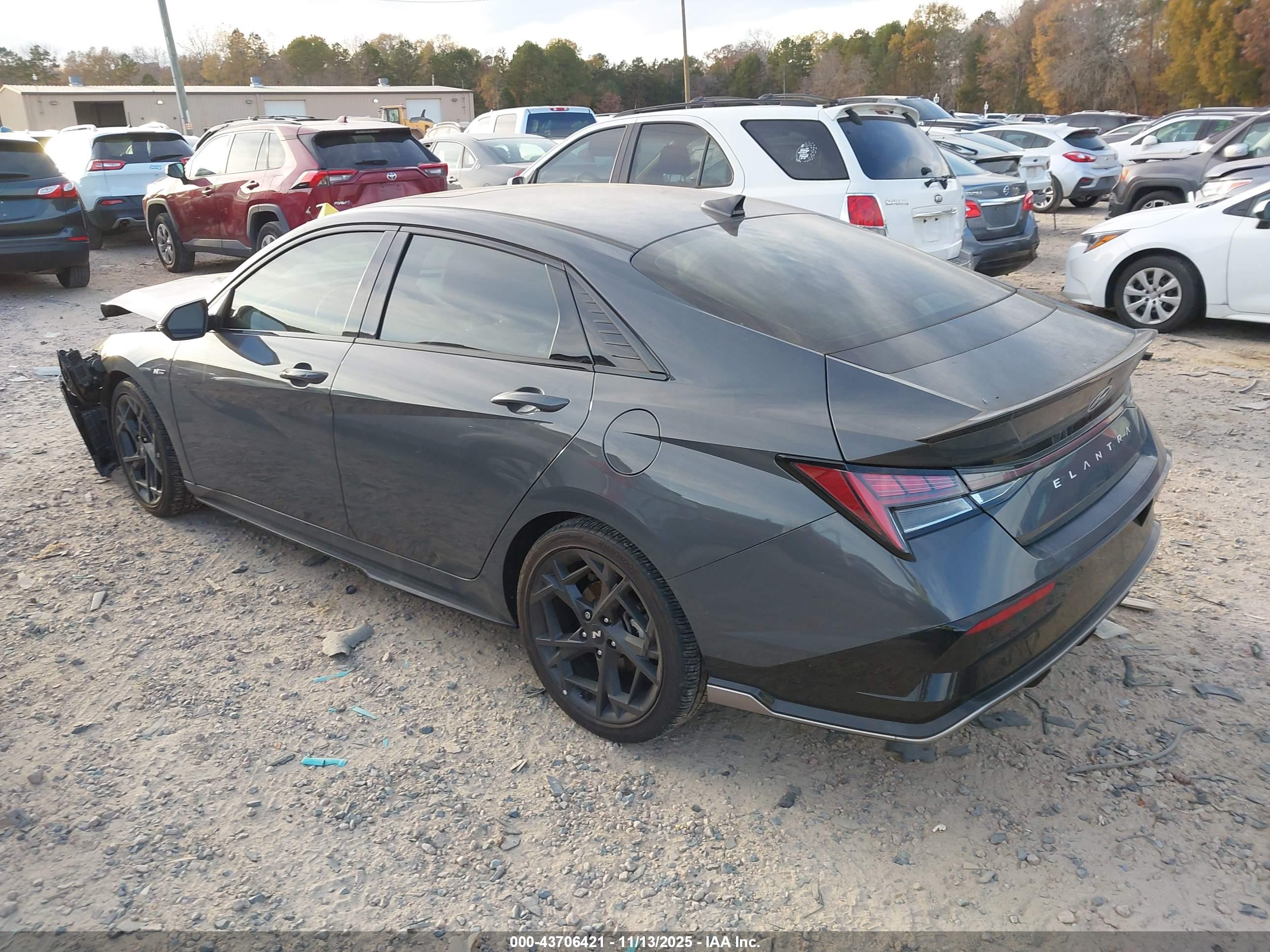 HYUNDAI ELANTRA image 3