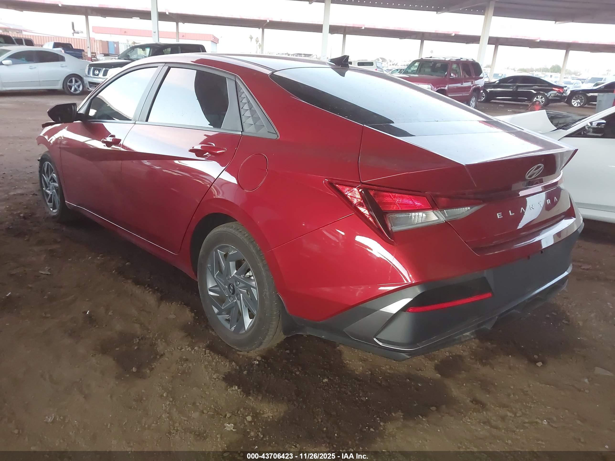 HYUNDAI ELANTRA image 3