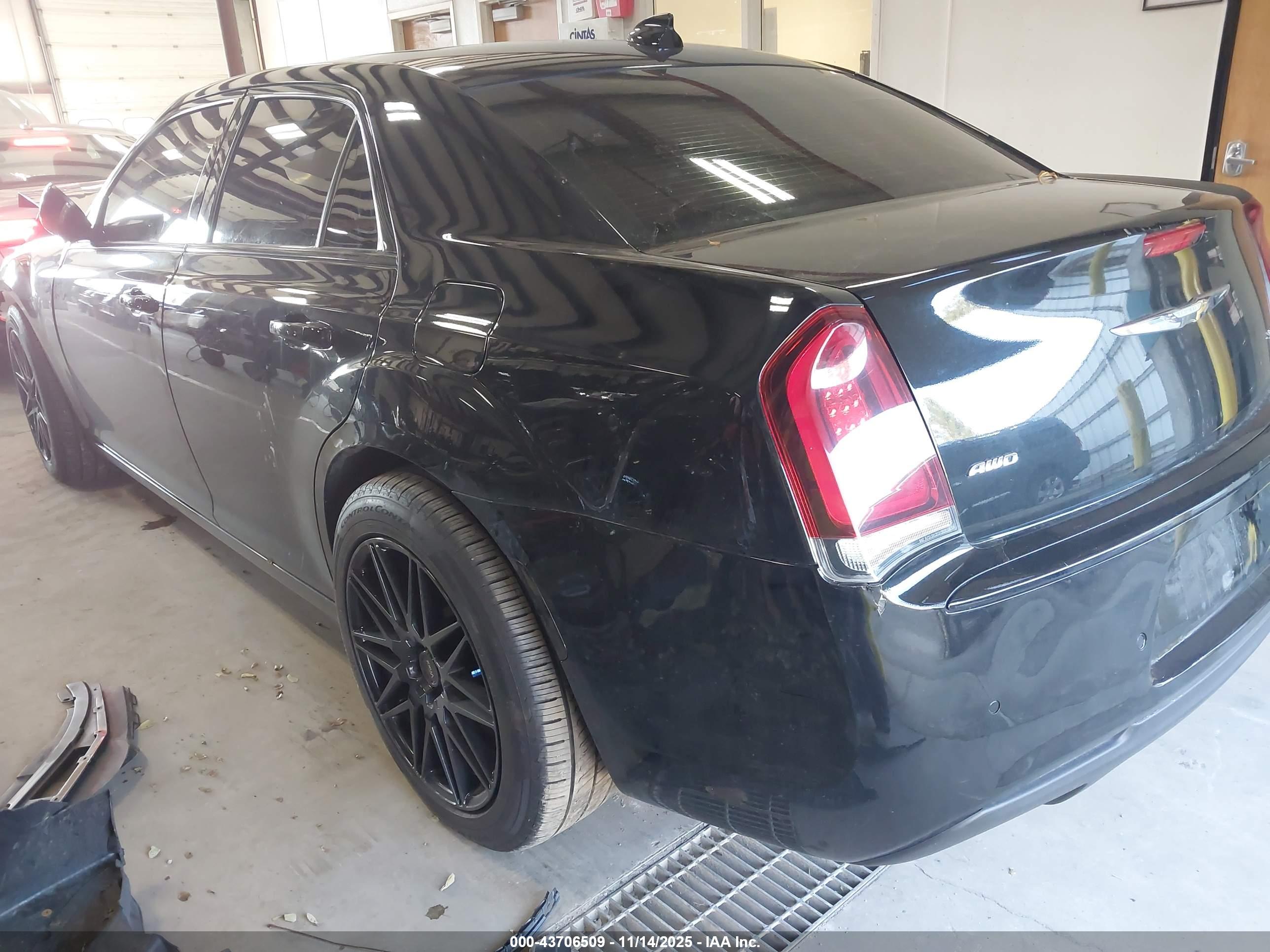 CHRYSLER 300 image 3