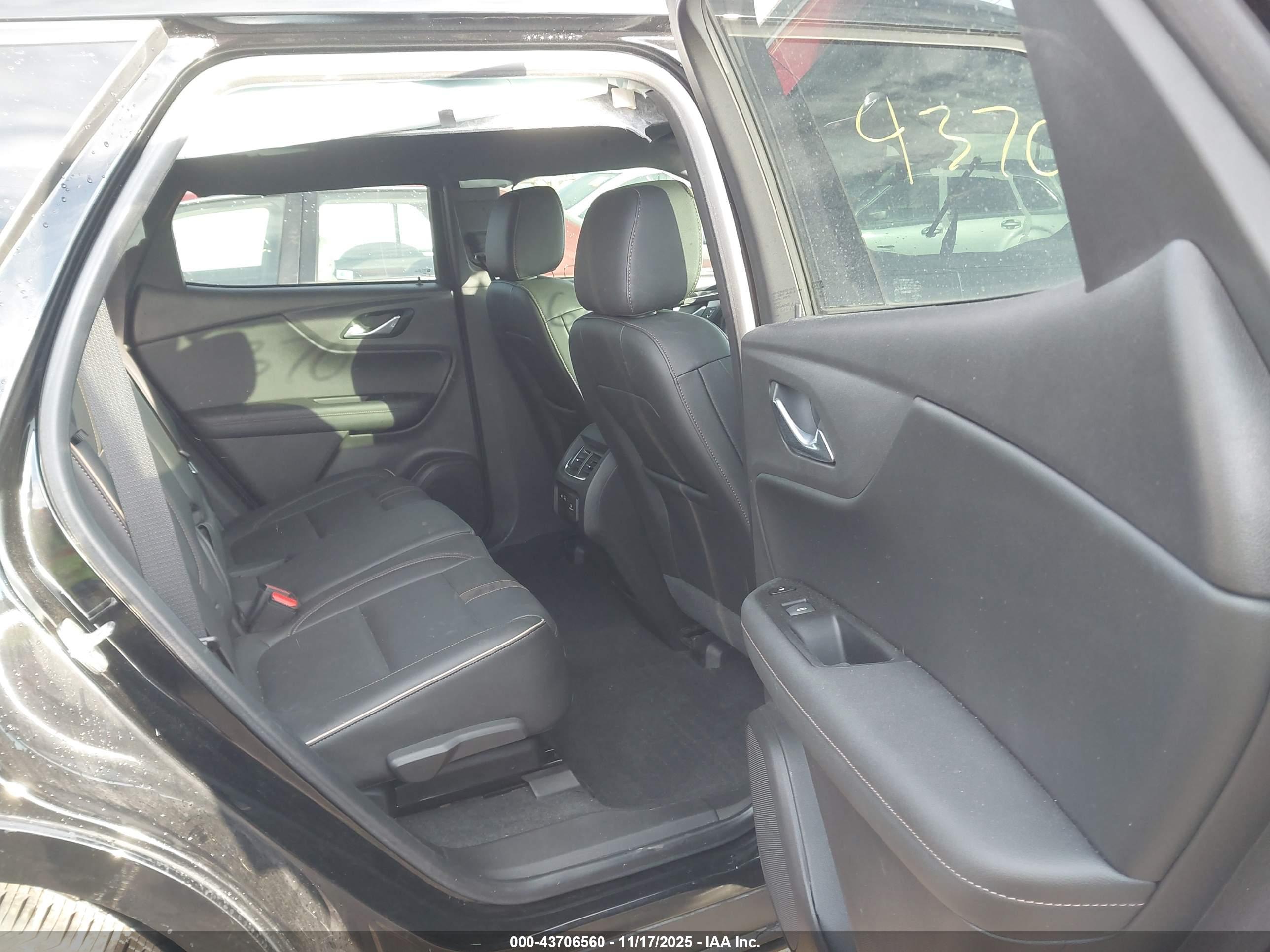 CHEVROLET BLAZER image 8