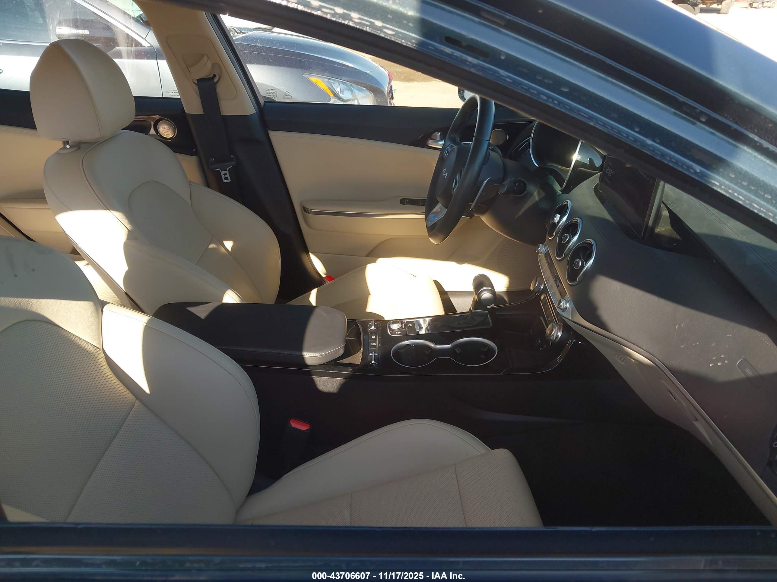 KIA STINGER image 5