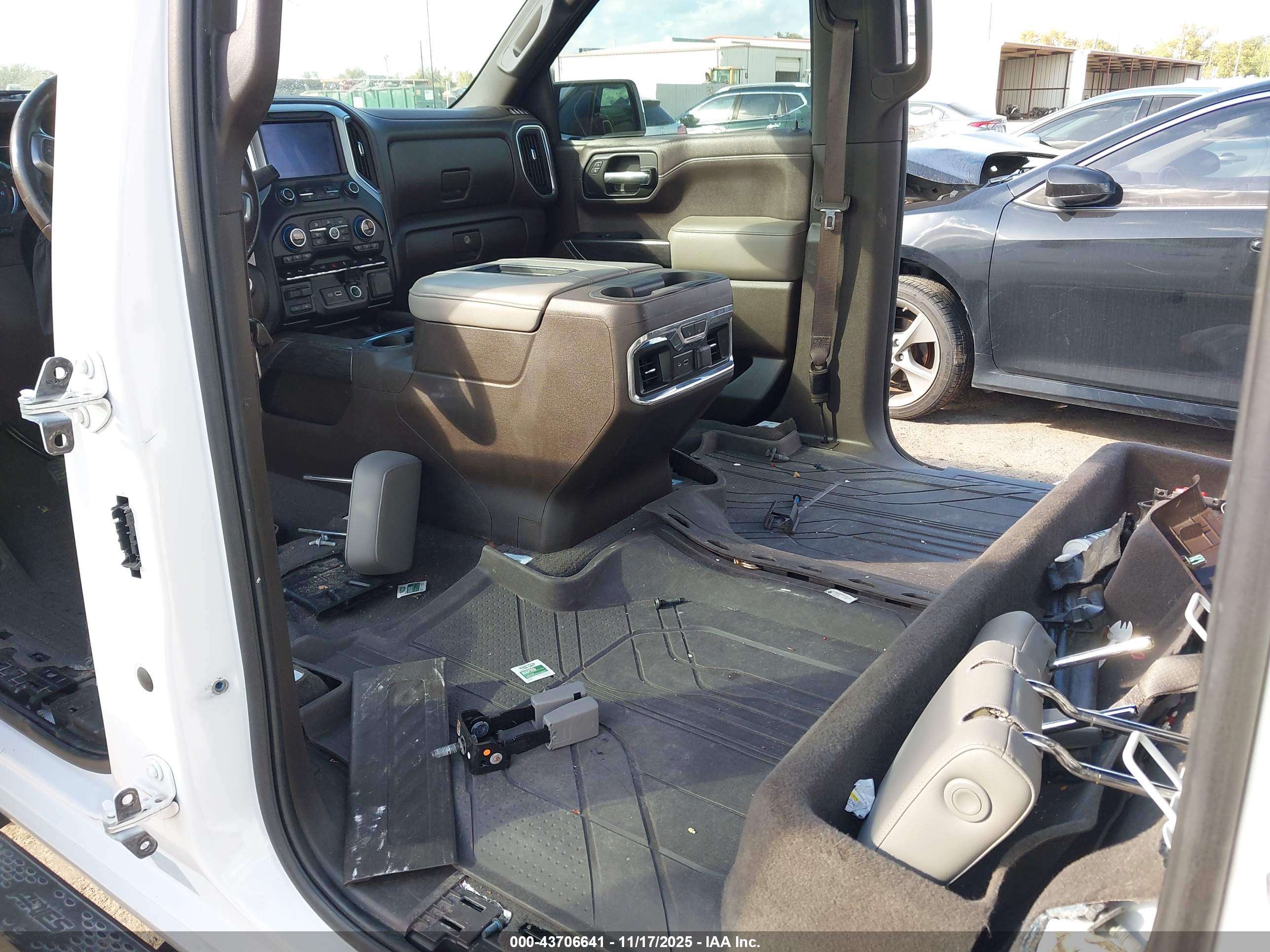 CHEVROLET SILVERADO image 6