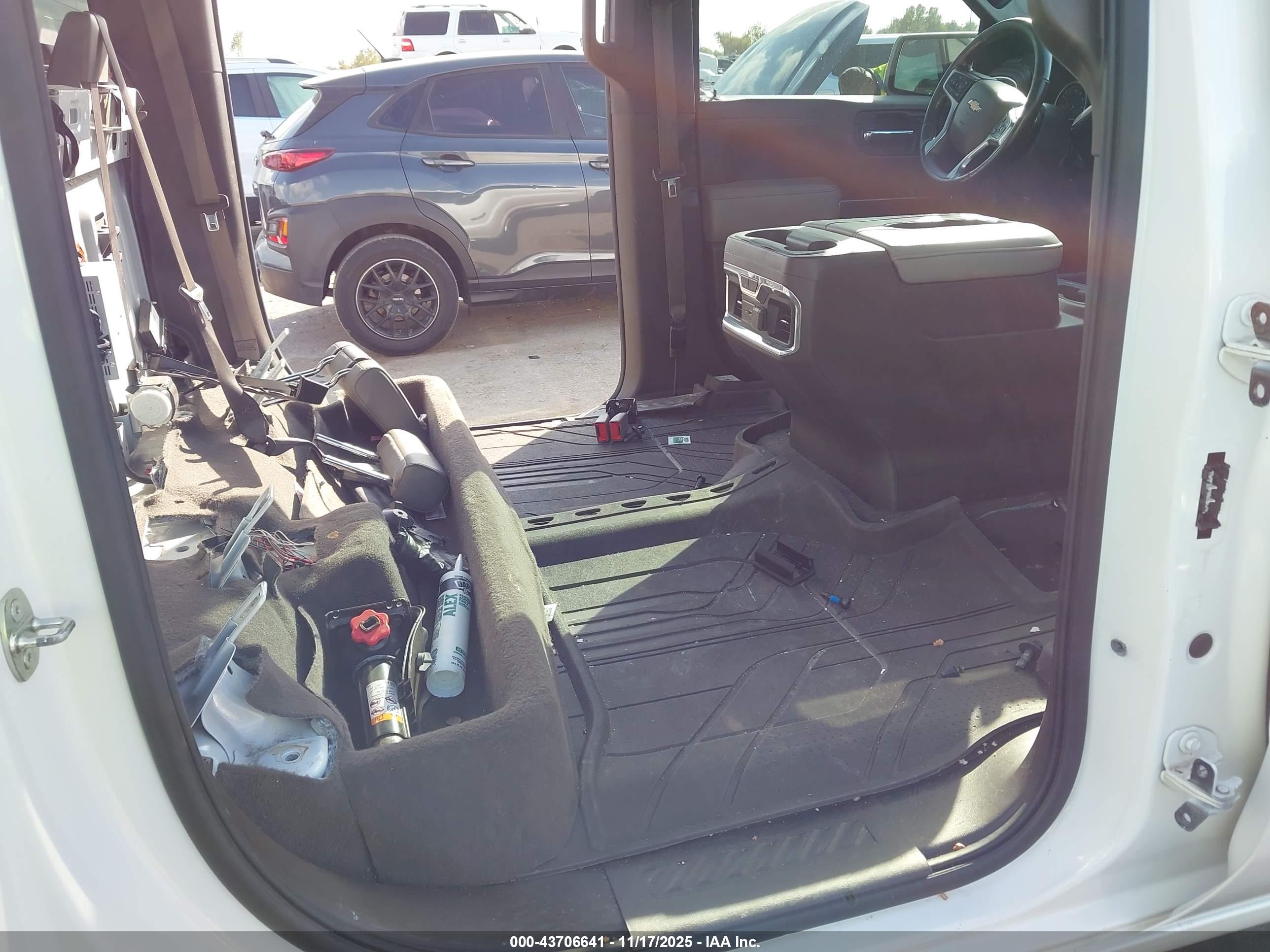 CHEVROLET SILVERADO image 8