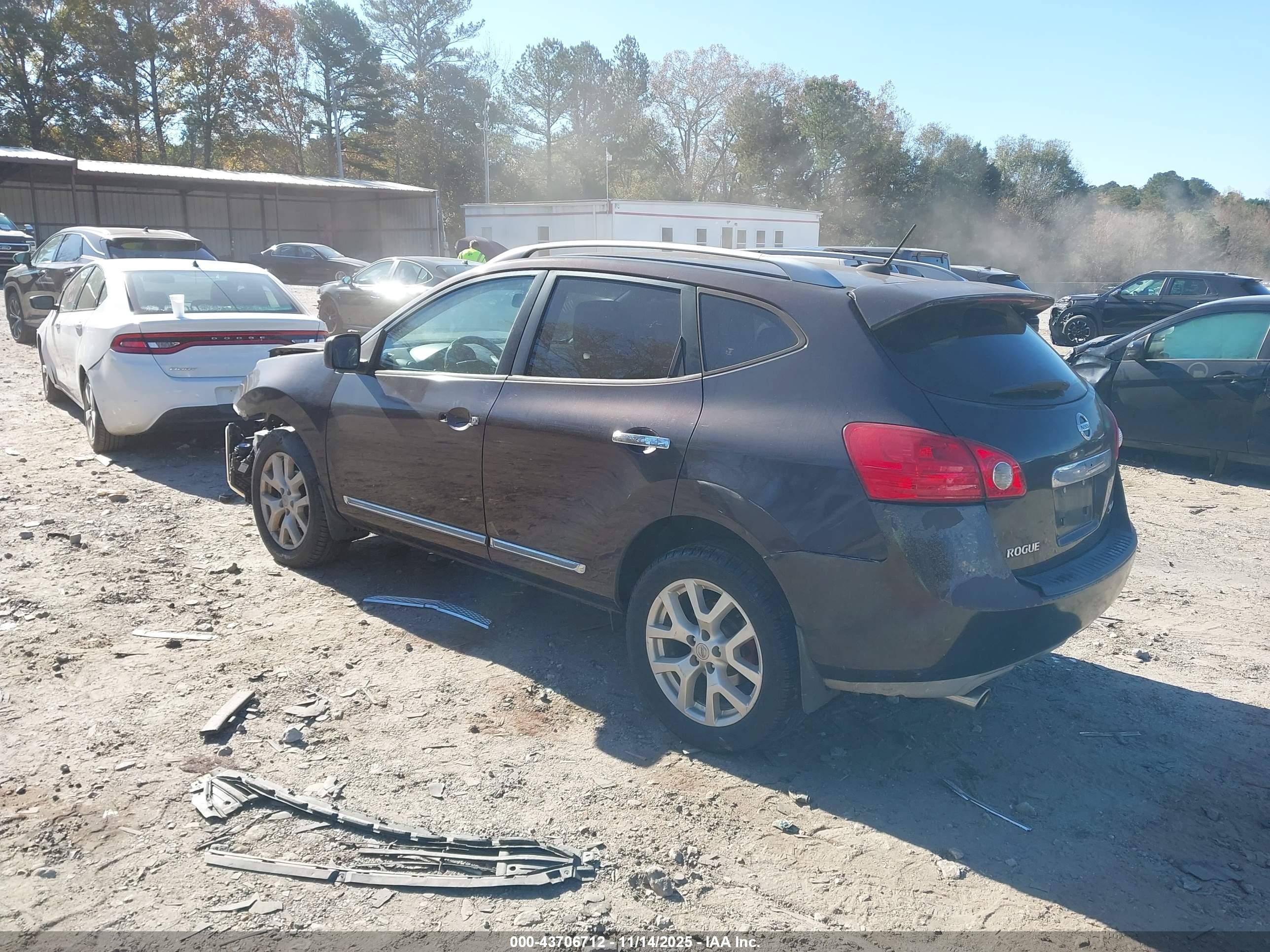 NISSAN ROGUE image 3