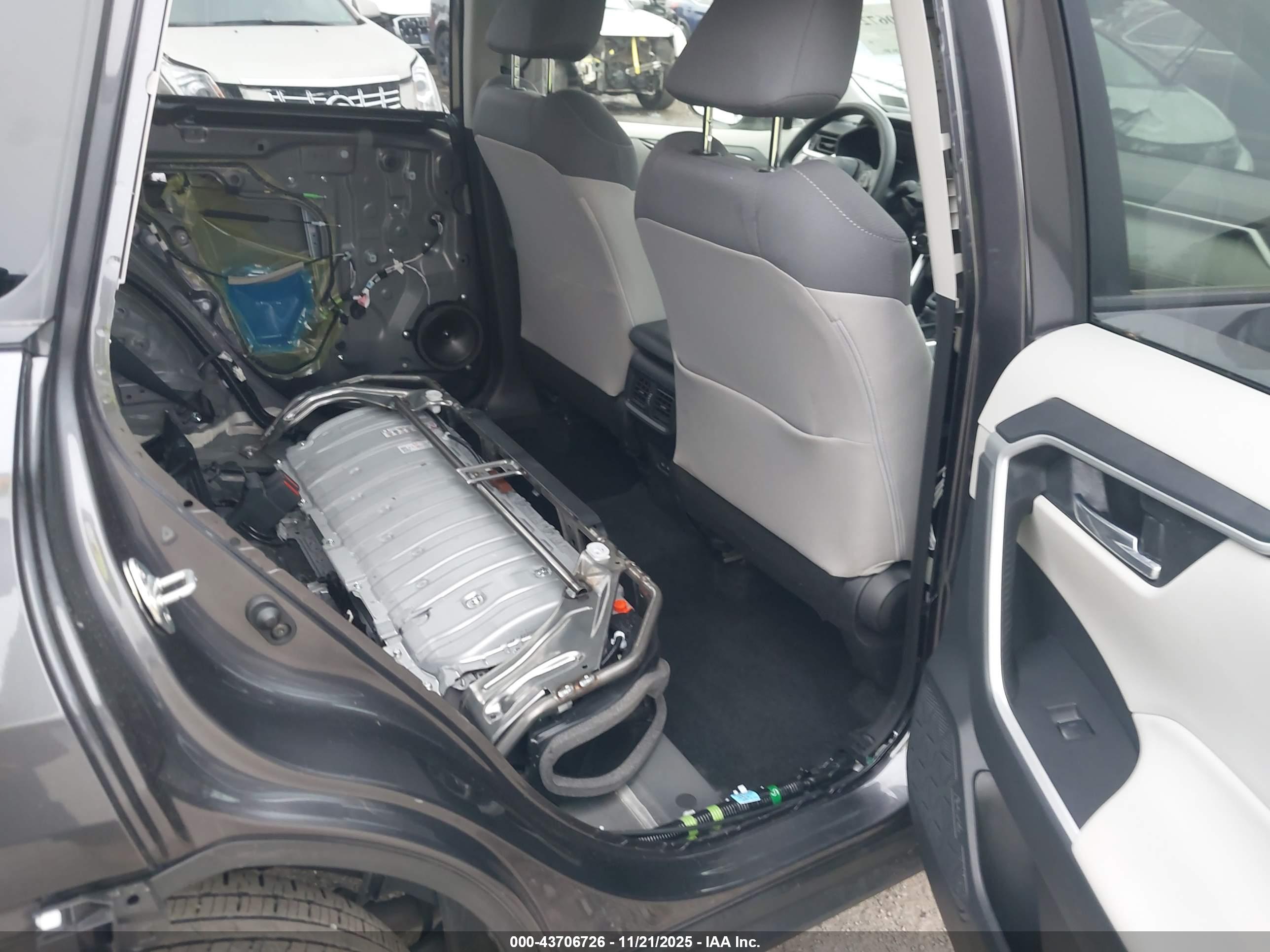 TOYOTA RAV4 image 8
