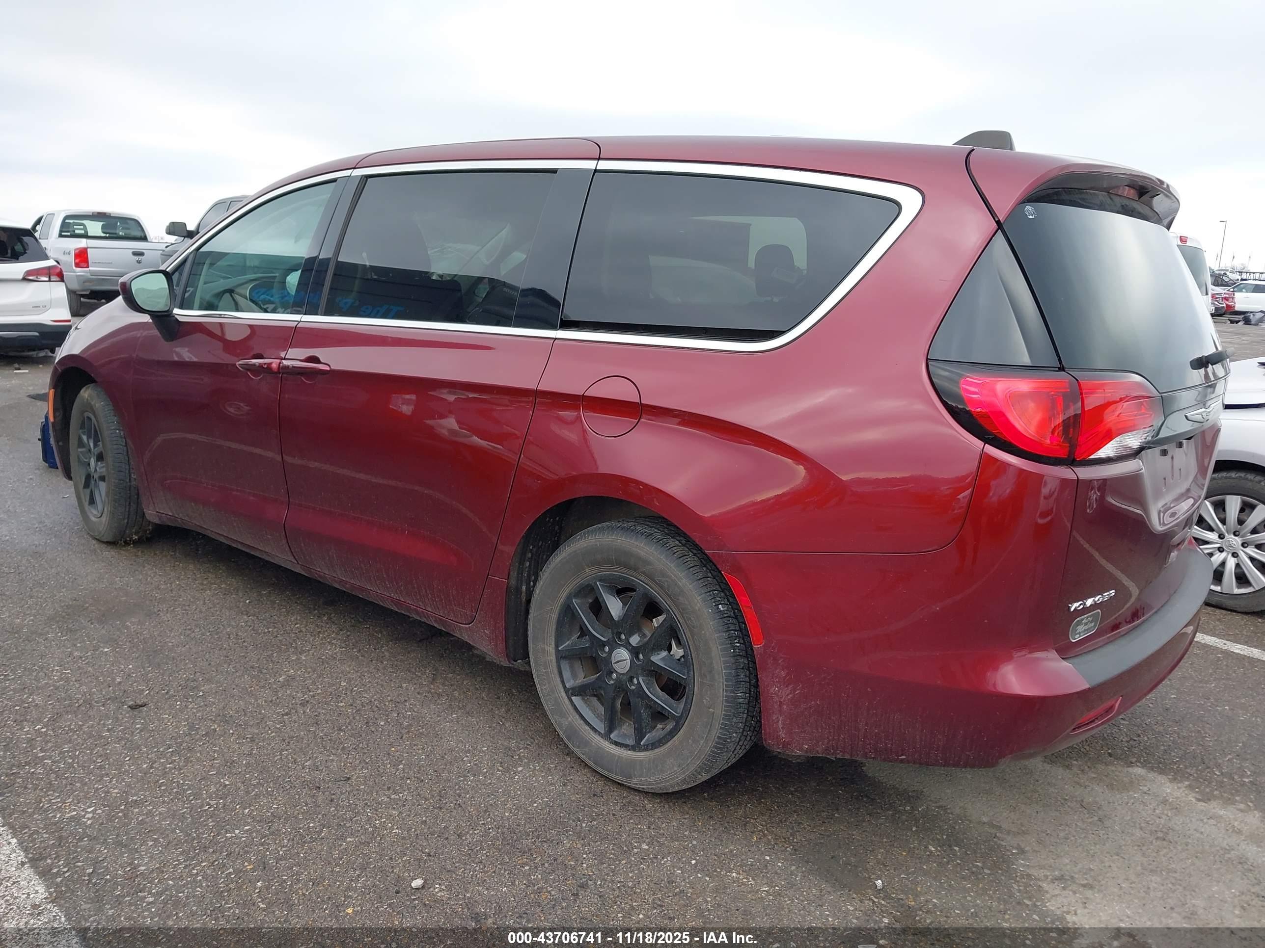 CHRYSLER VOYAGER image 3
