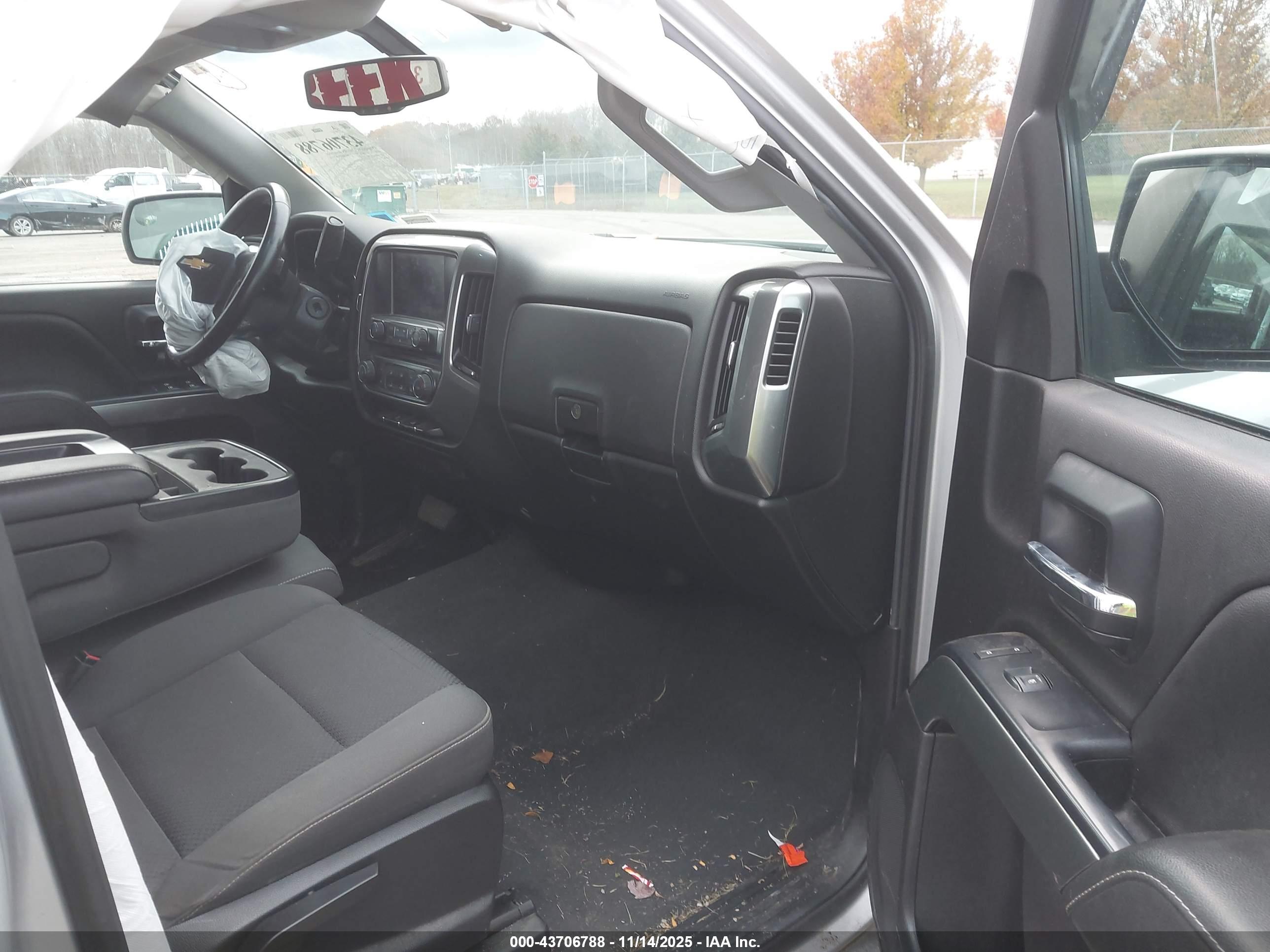CHEVROLET SILVERADO image 5