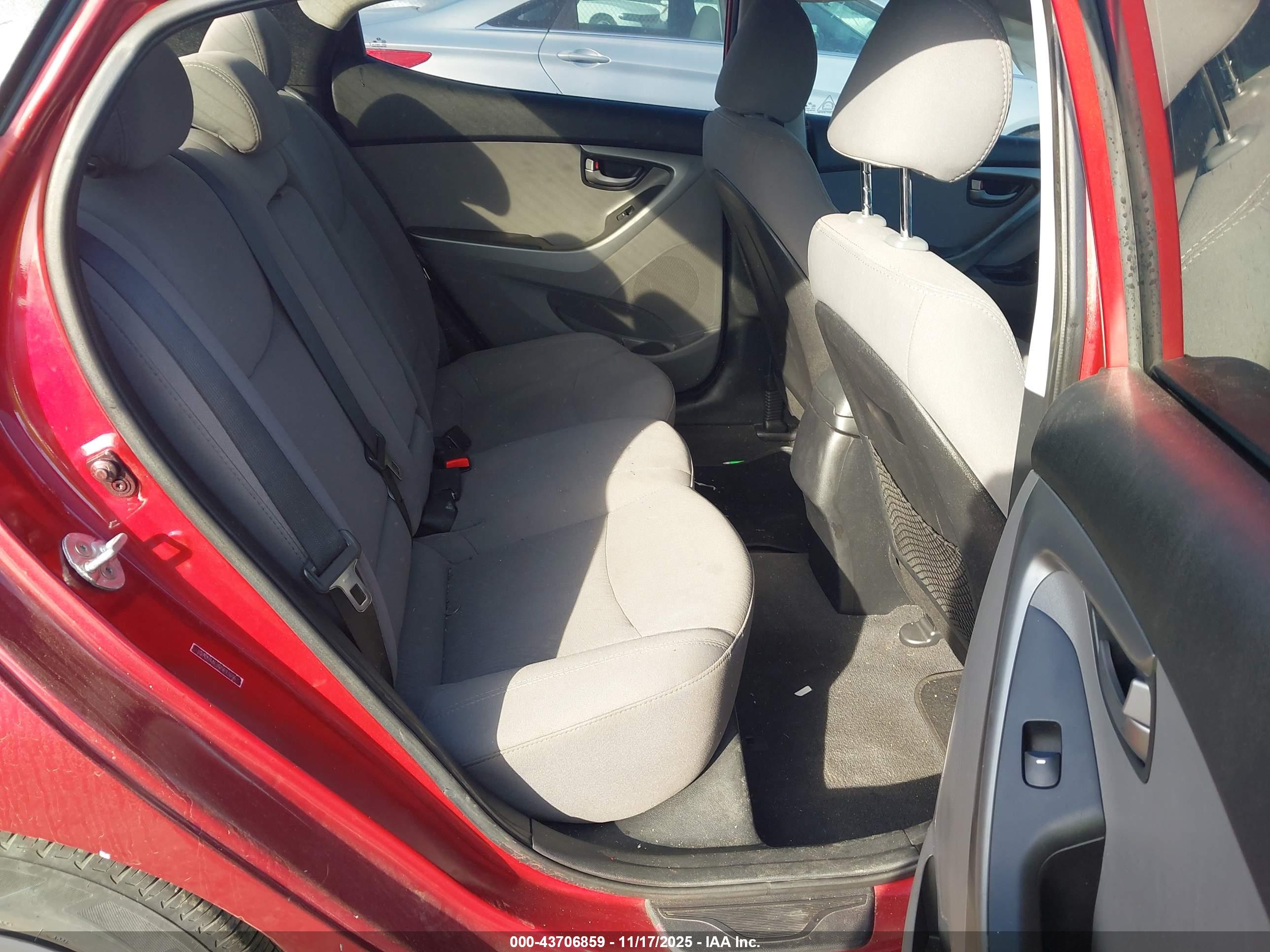 HYUNDAI ELANTRA image 8