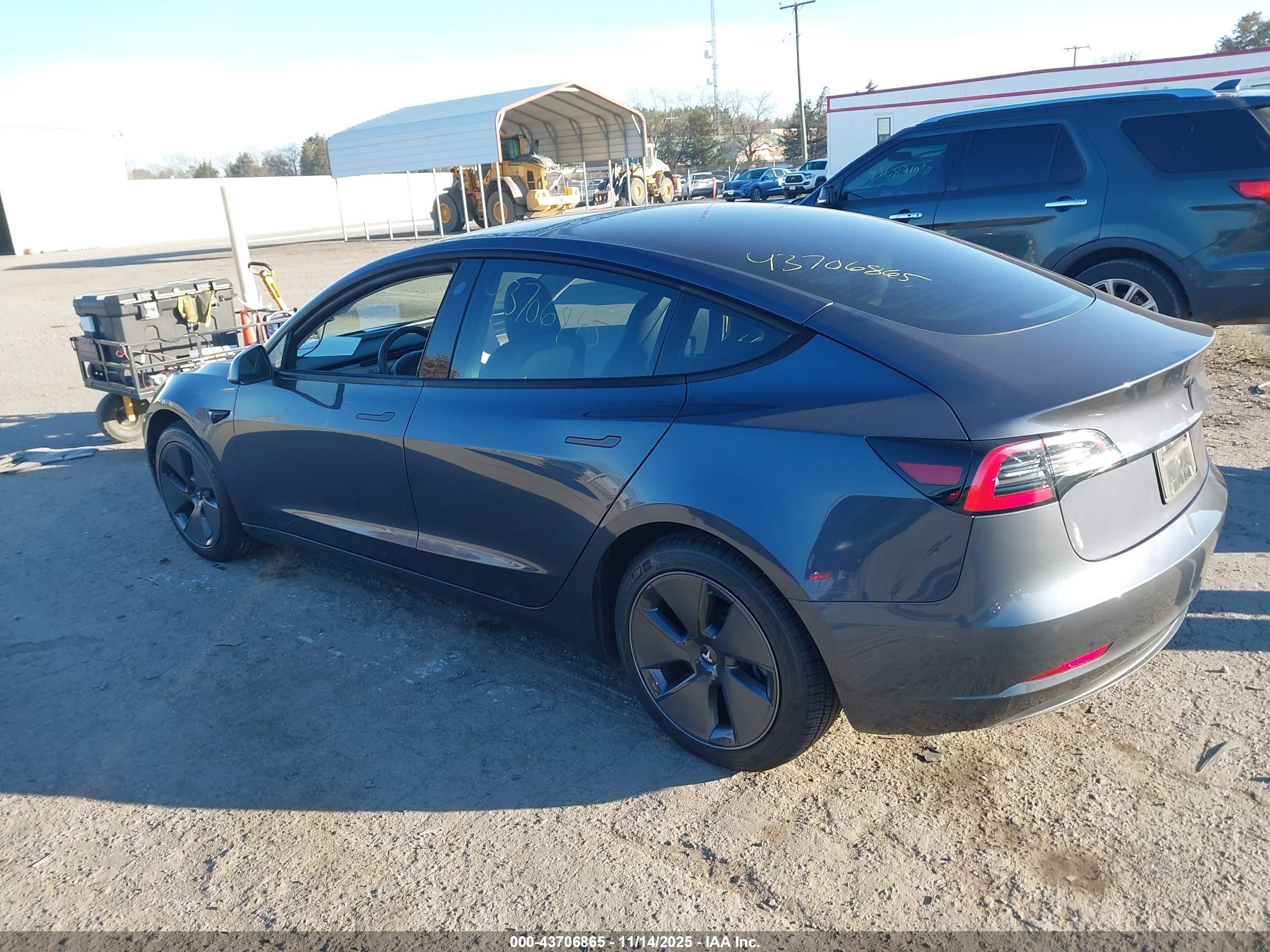 TESLA MODEL image 3