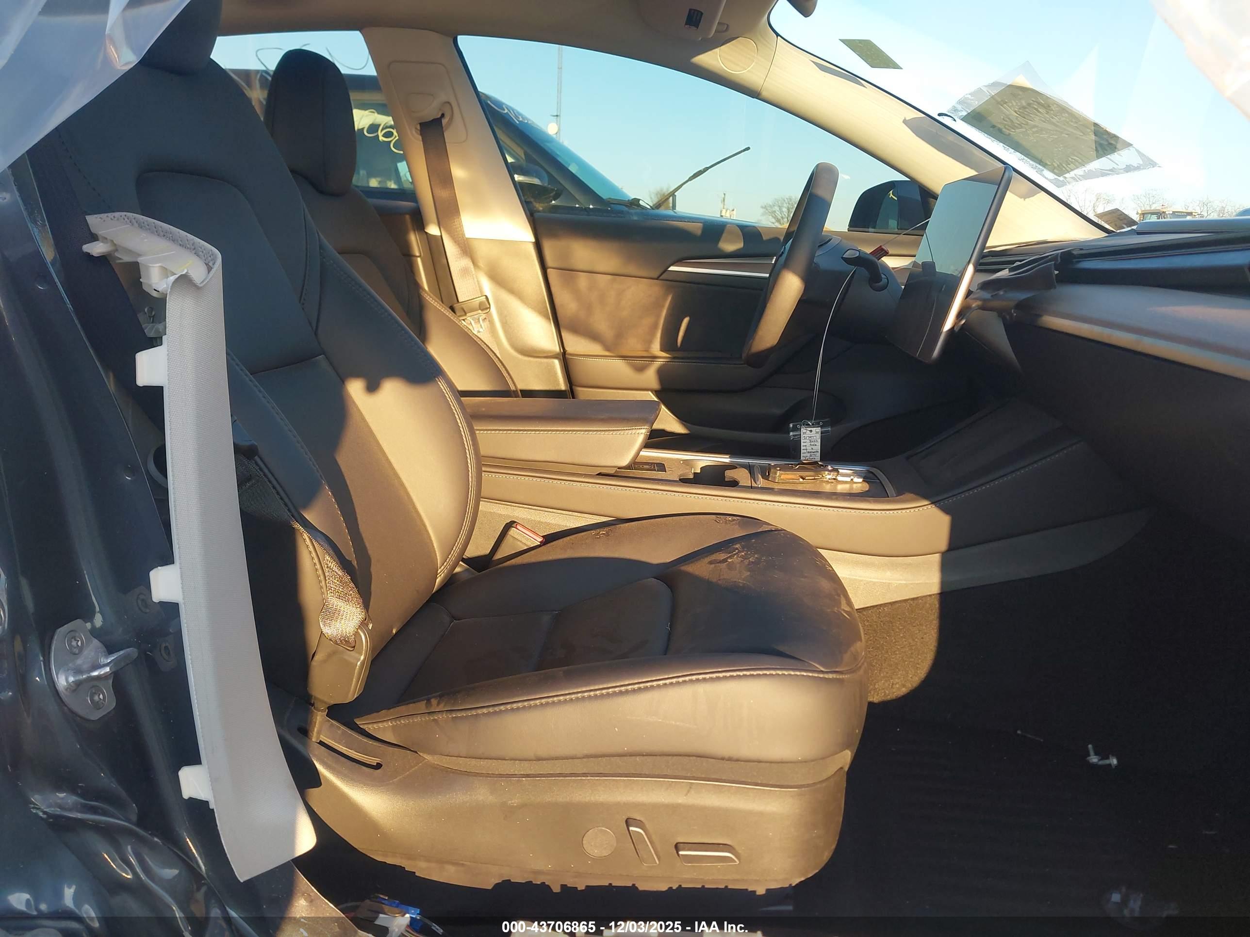 TESLA MODEL image 5