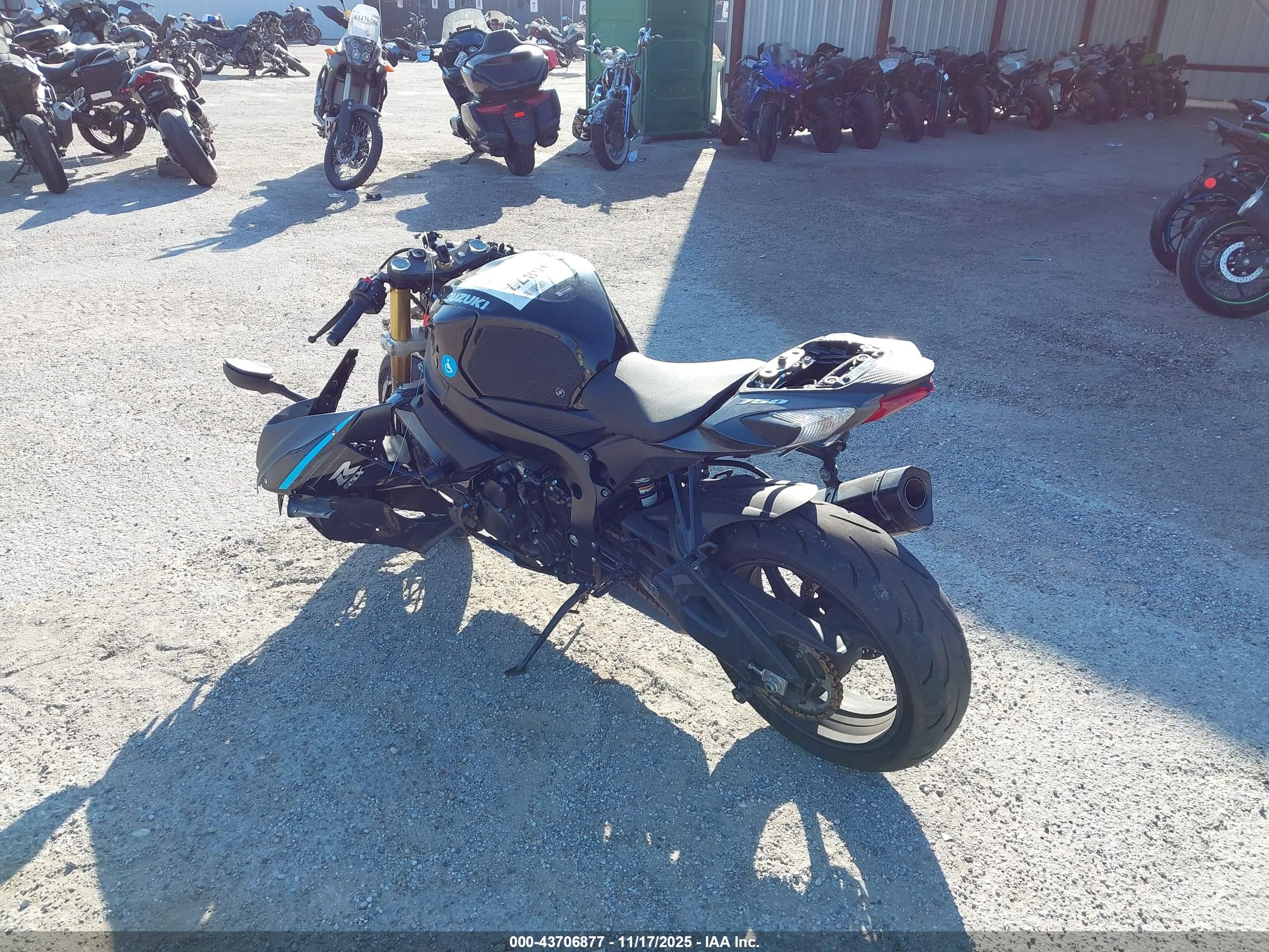 SUZUKI GSX-R750 image 3