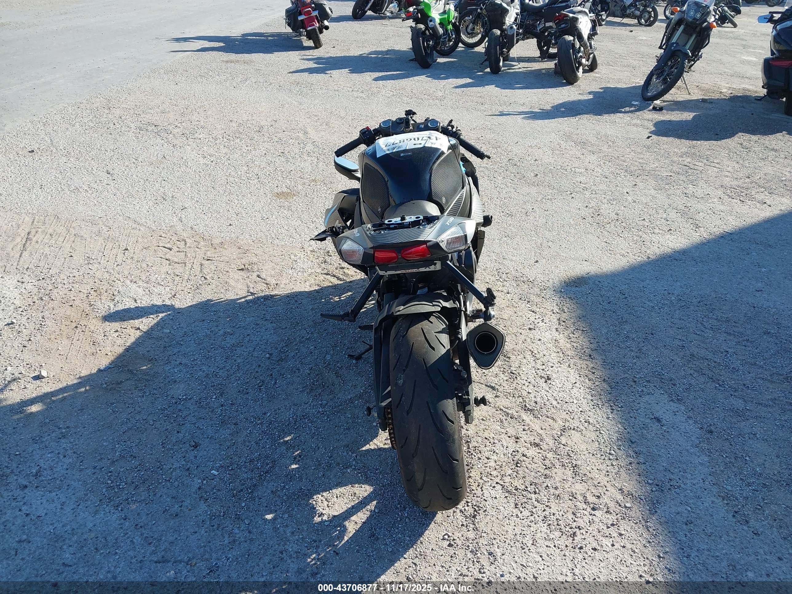 SUZUKI GSX-R750 image 6