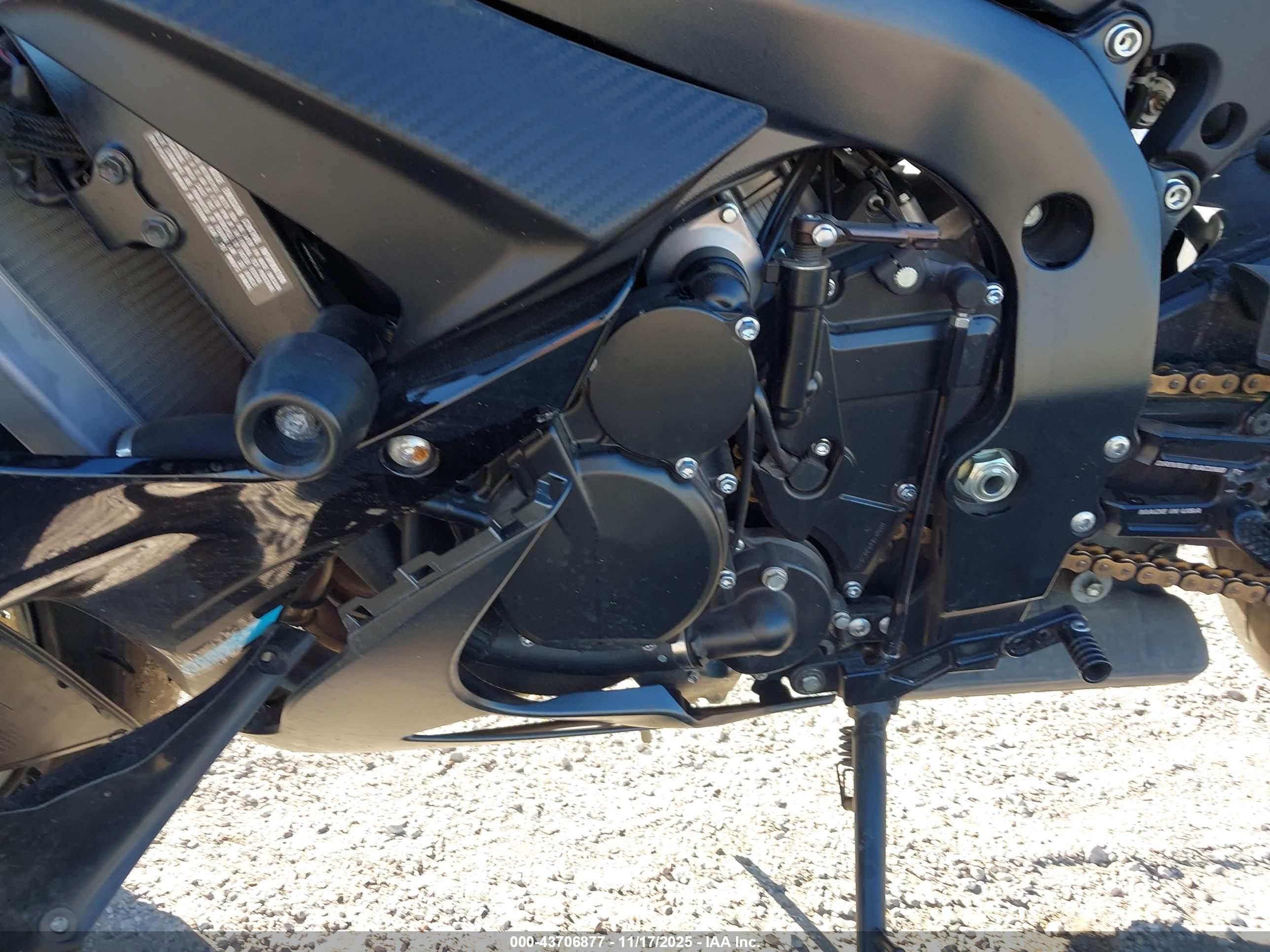 SUZUKI GSX-R750 image 9