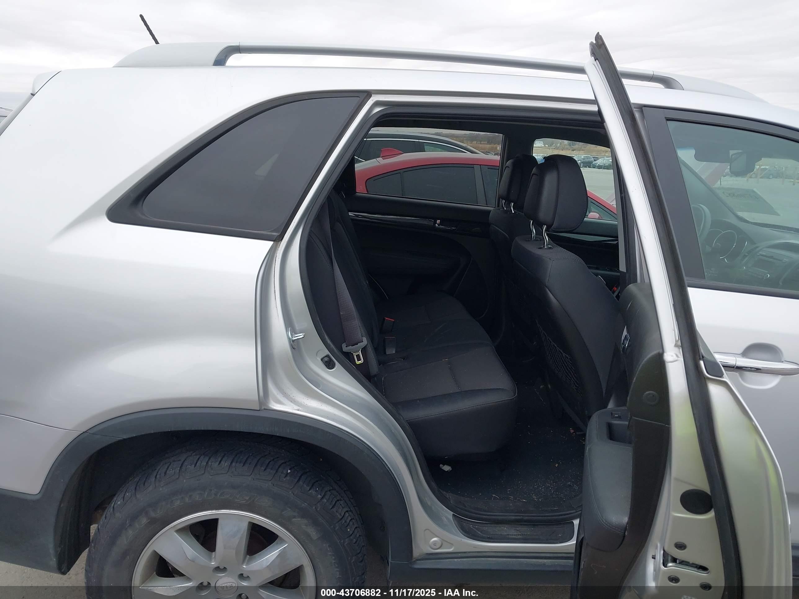 KIA SORENTO image 8