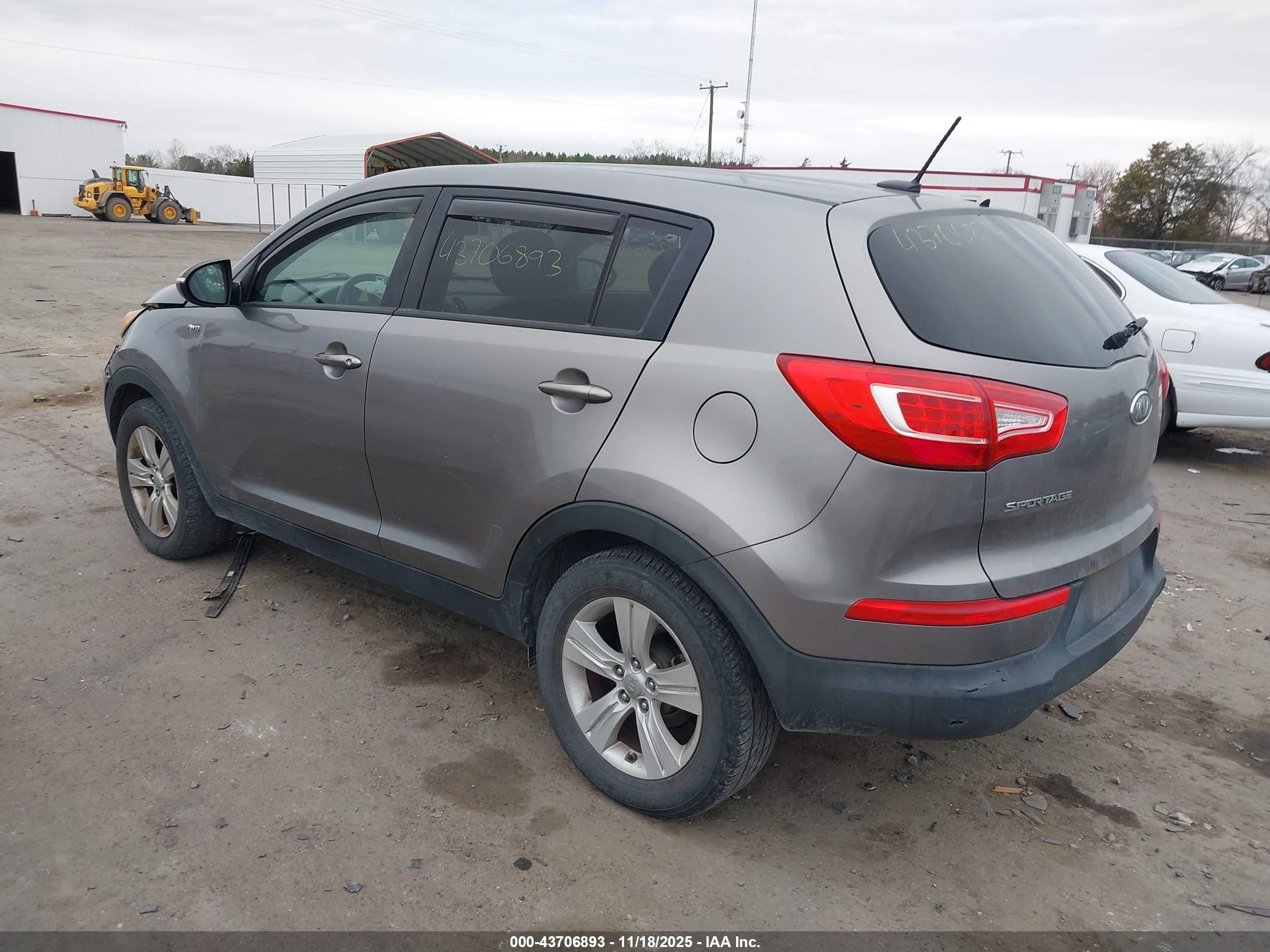 KIA SPORTAGE image 3