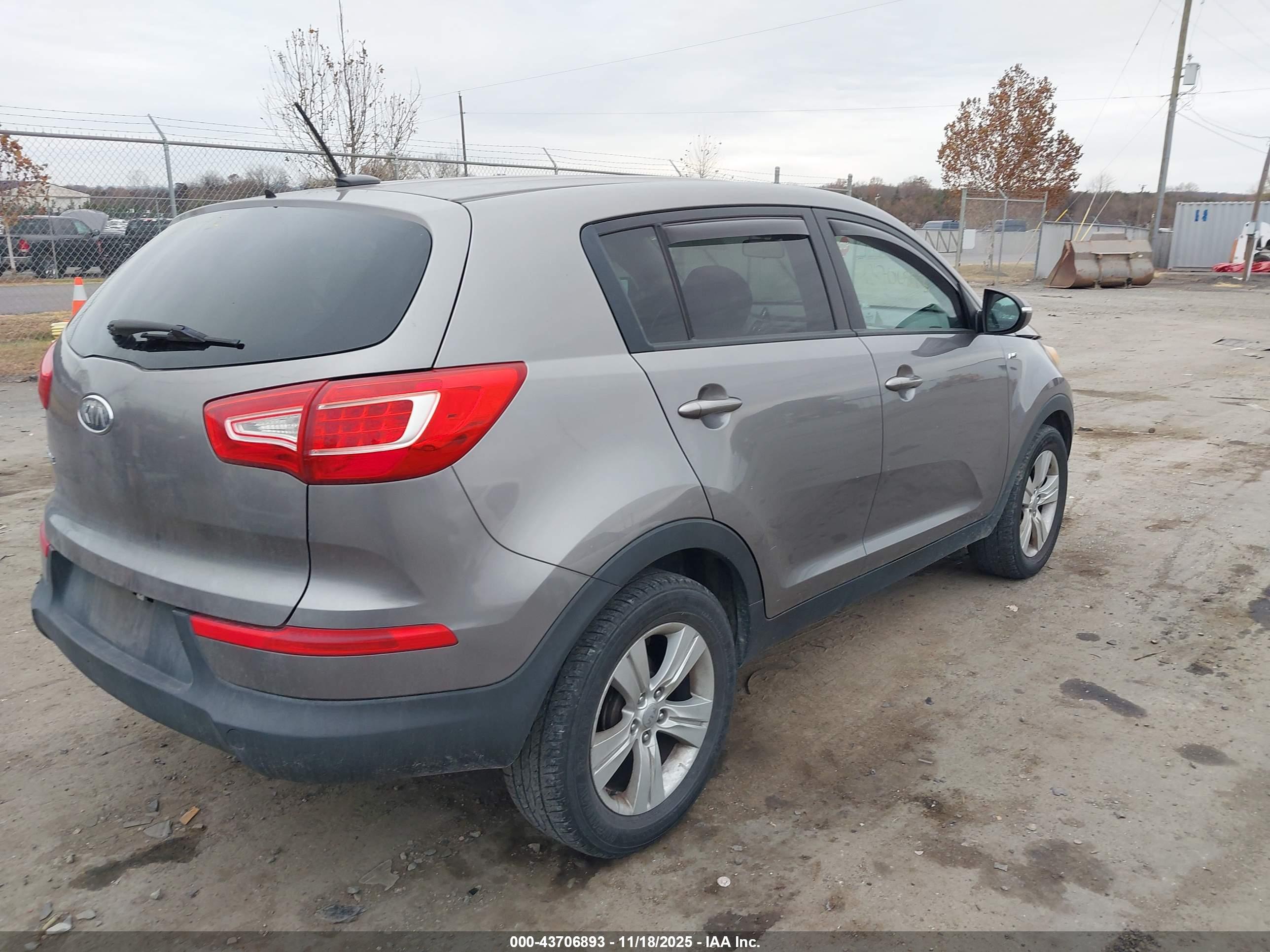 KIA SPORTAGE image 4