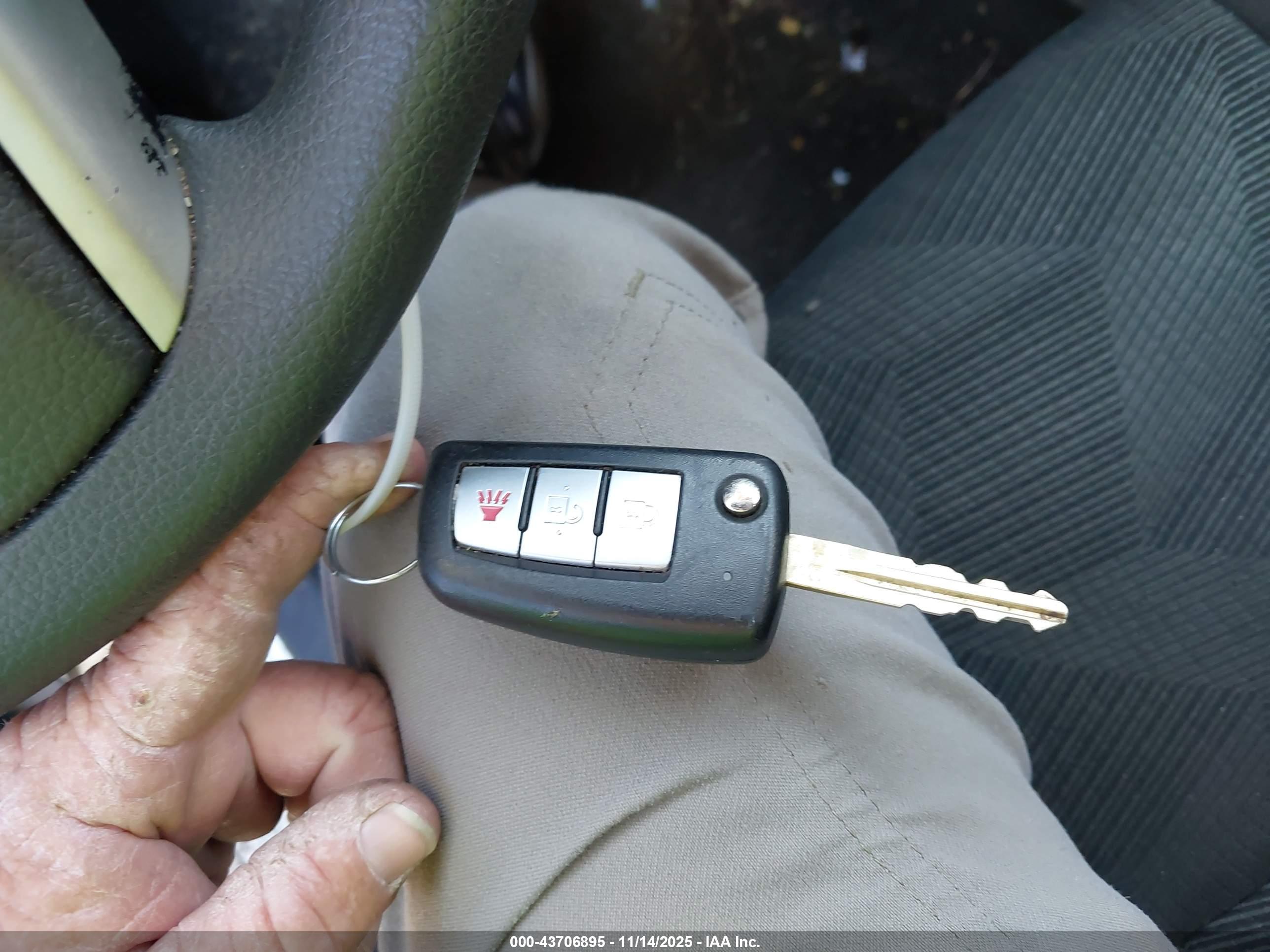NISSAN ROGUE image 11